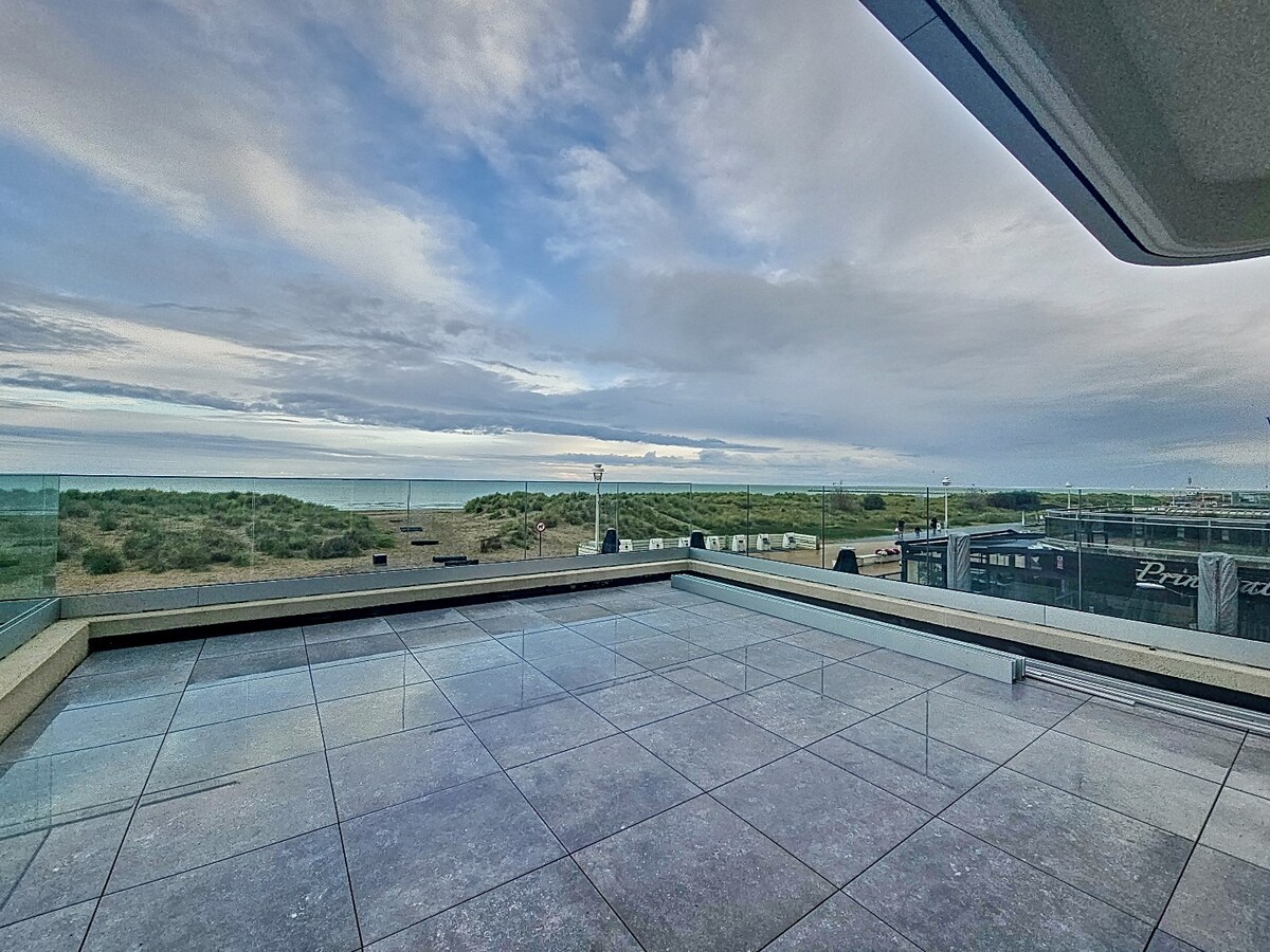 Appartement en angle unique avec une grande terrasse et vue sur la mer ! 