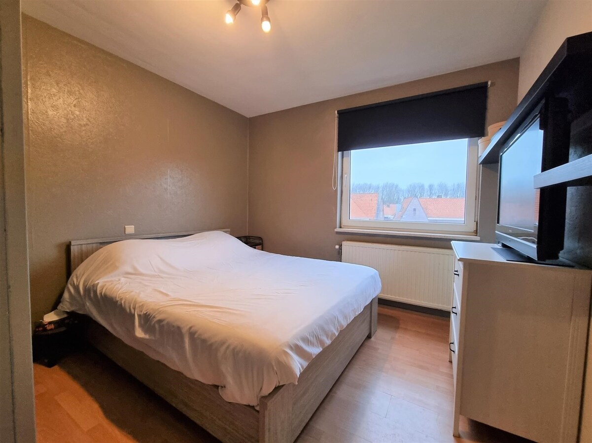 Op te knappen, zeer ruime hoekwoning met oprit - Heist 