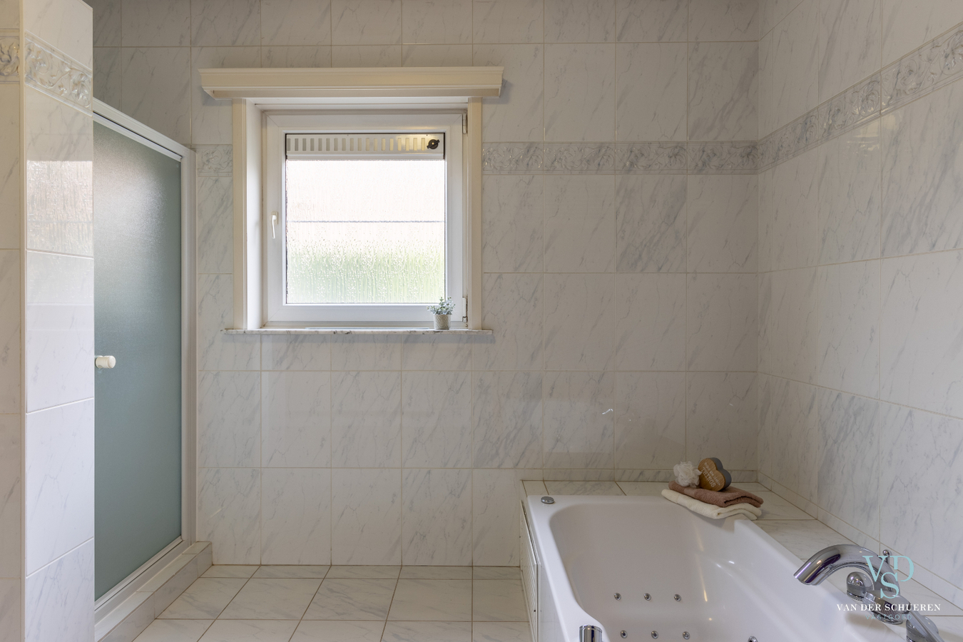 Lichtrijke, stijlvolle villa  (EPC van 254 !). 