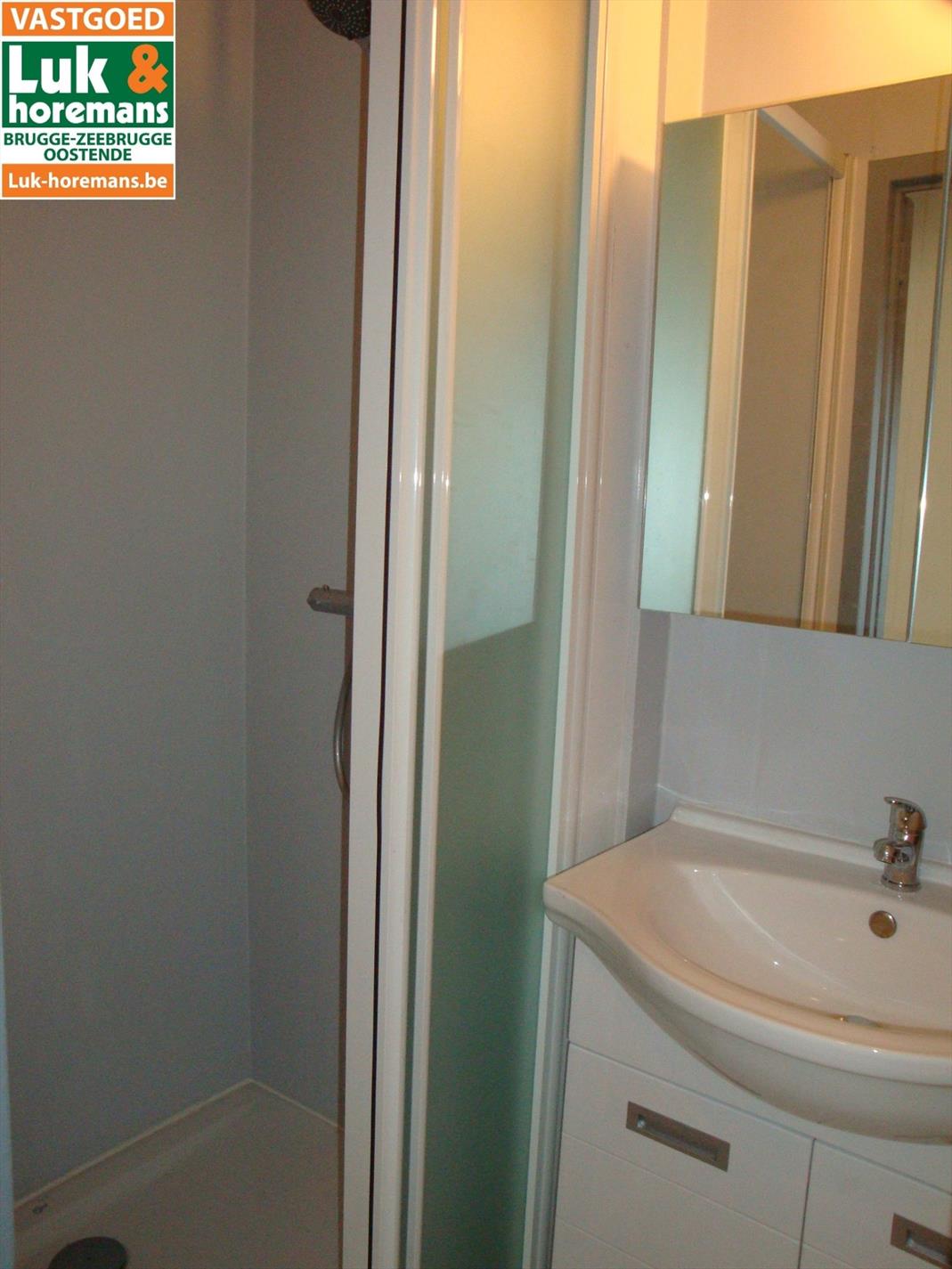 studio met zijdelingse zeezicht 