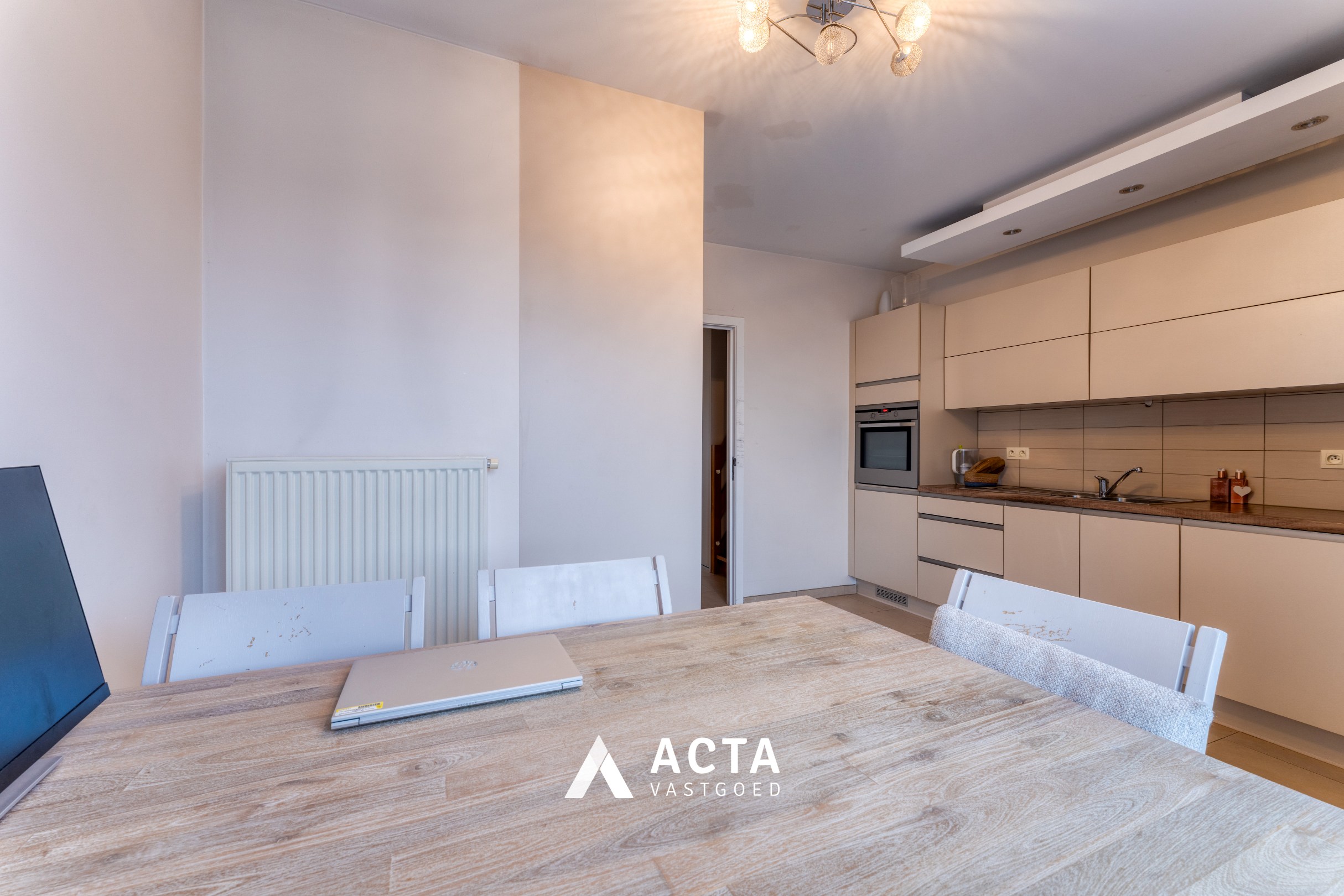 Instapklaar duplexappartement met twee slaapkamers en terras! 