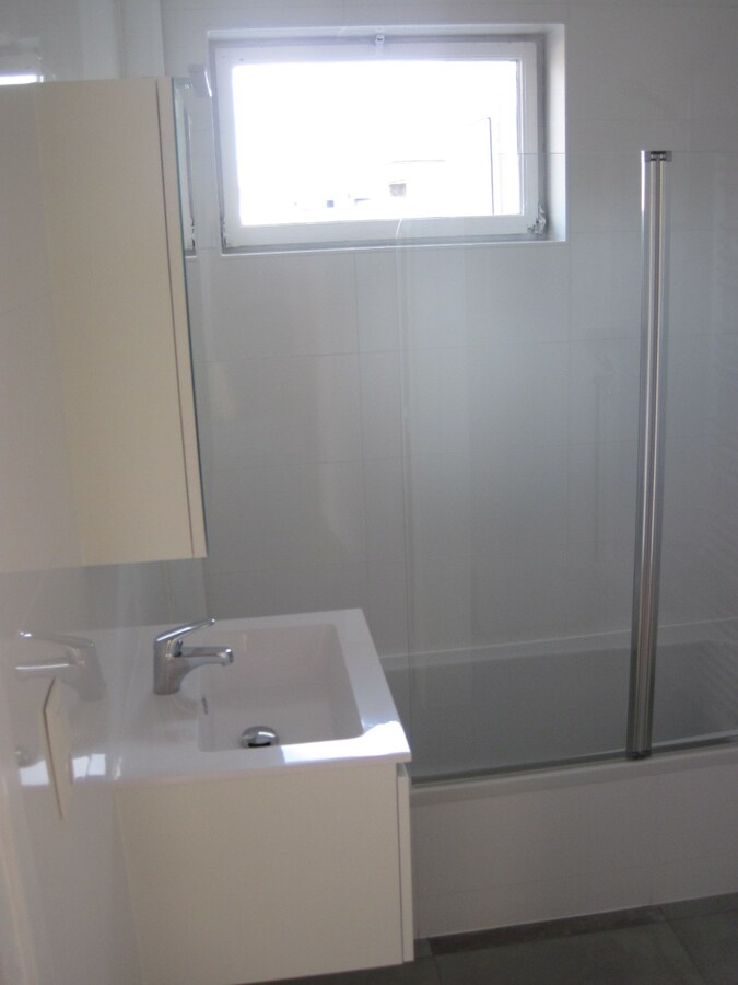 Luxueus appartement met garage en berging (kelder). 