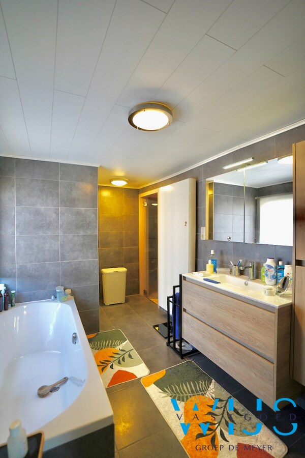 Praktisch en rustig gelegen woning met garage &amp; toffe tuin te Zelzate! 