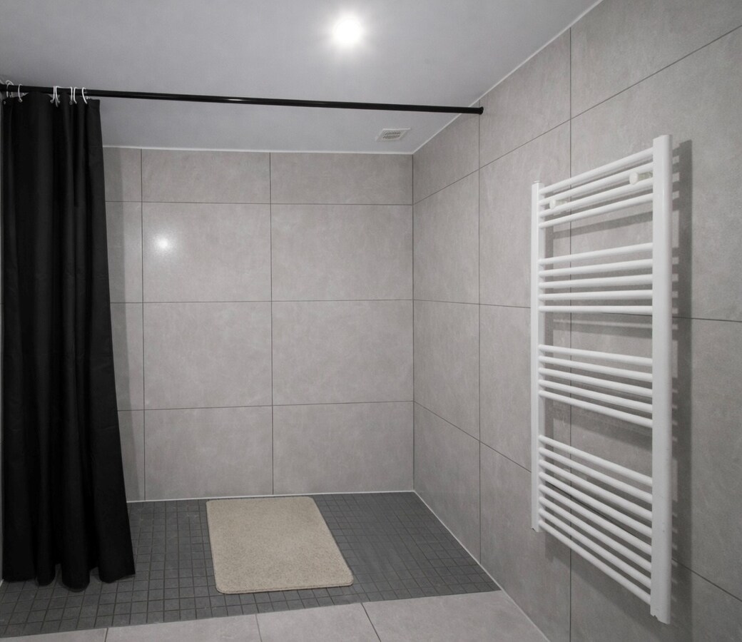 Te koop: Centraal gelegen stadswoning met drie slaapkamers en dakterras in hartje Sint-Niklaas! 