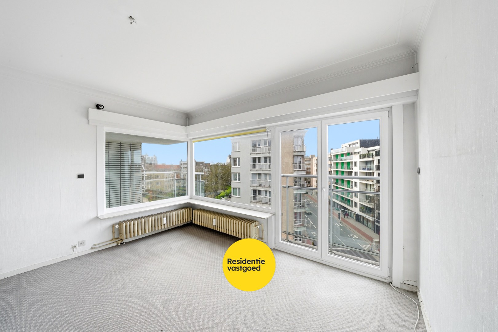 Op te frissen 2-slaapkamerappartement met open zicht te Oostende 