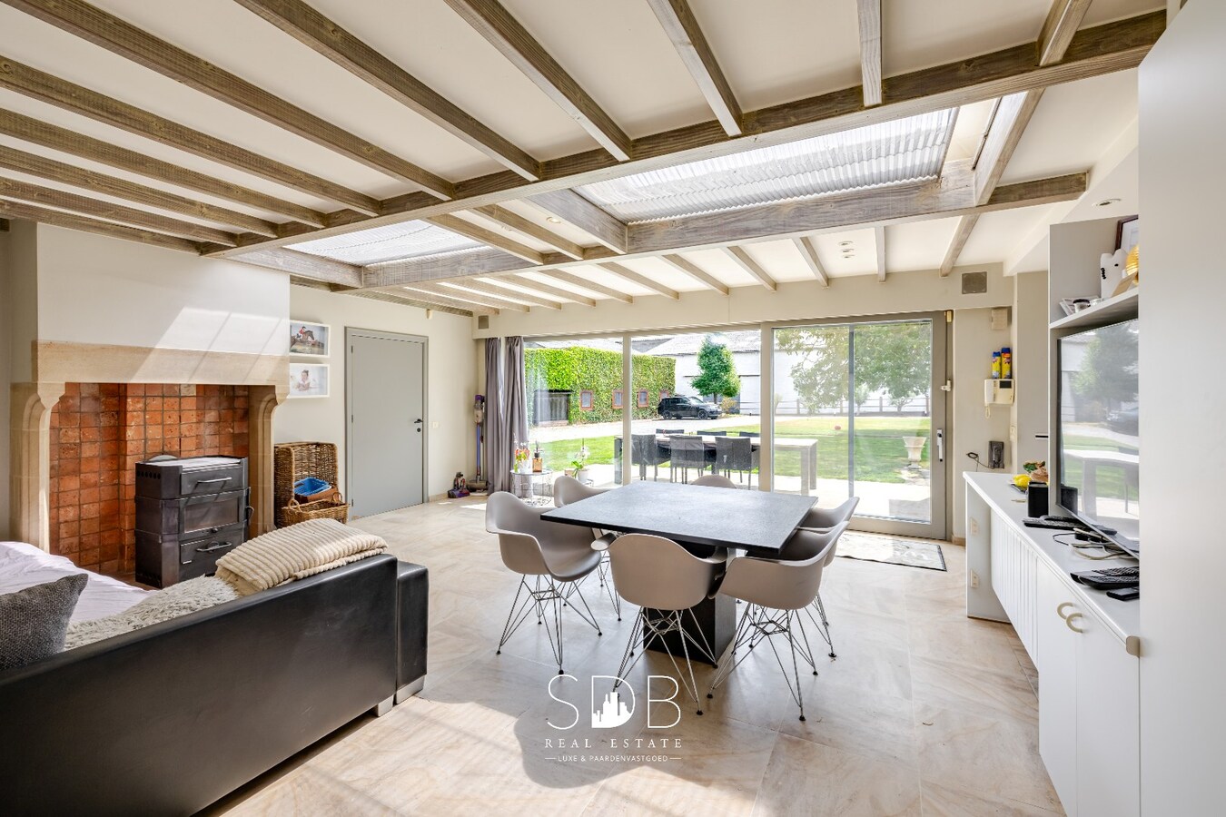 Landelijke villa met bijgebouwen en graslanden op 23.740m² 