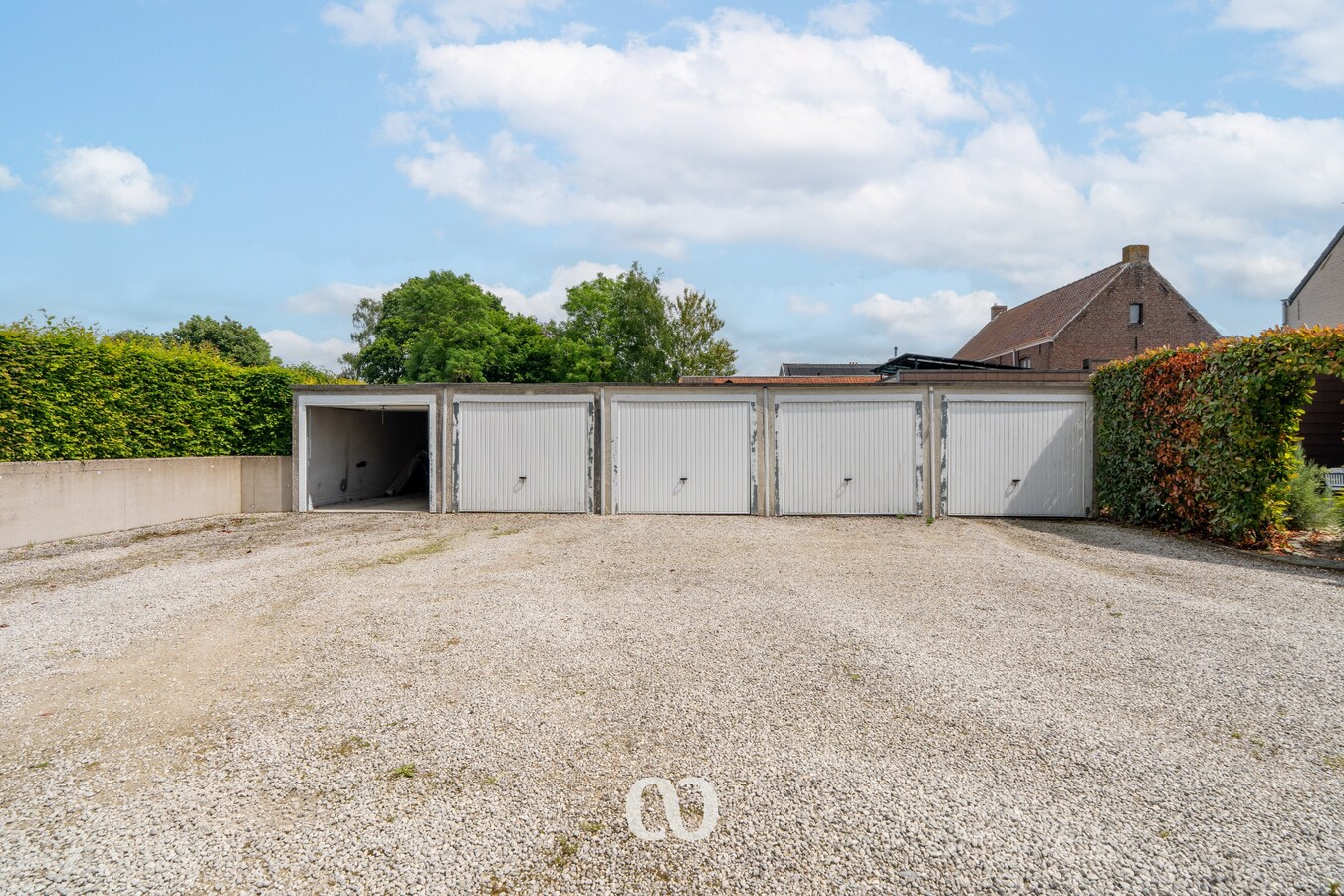 Gelijkvloers appartement met 3 slaapkamers, garage en tuin in Huise 