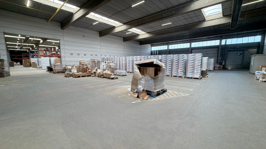 Magazijn met loskades en kantoor te huur vlakbij haven van Antwerpen
