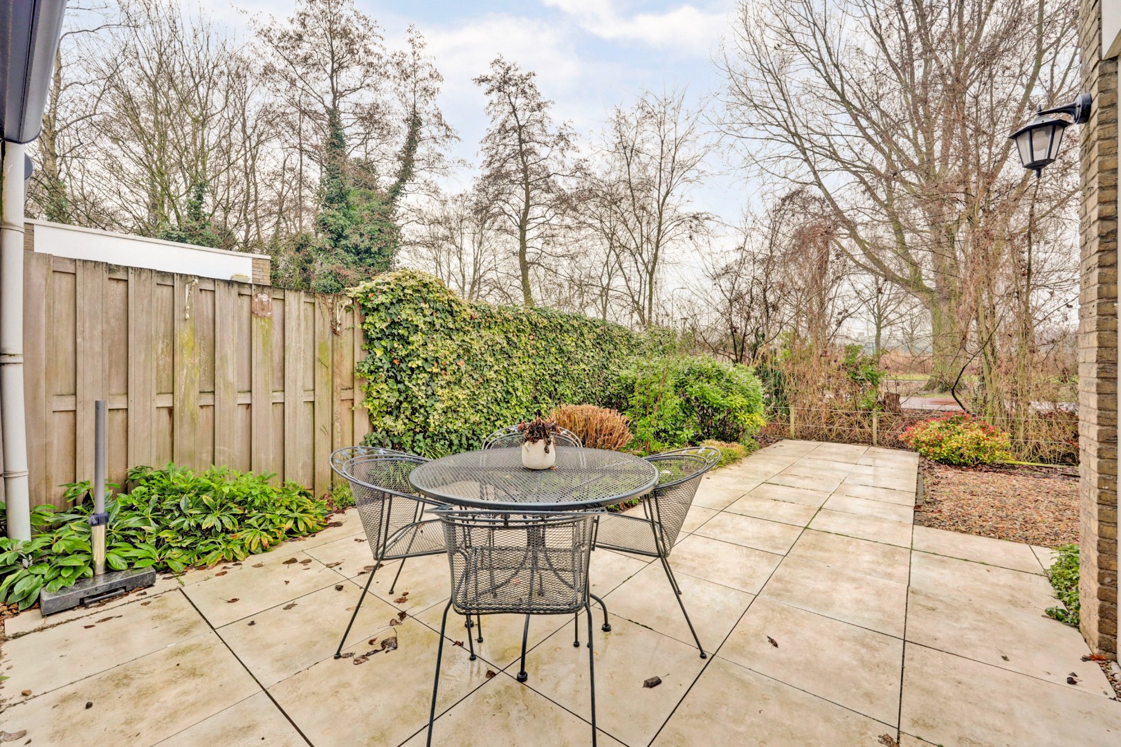 Ruime en lichte 2-onder-1-kap woning met parkeerplaats, garage, 3 slaapkamers, en zonnige tuin op het zuidwesten direct aan het water 