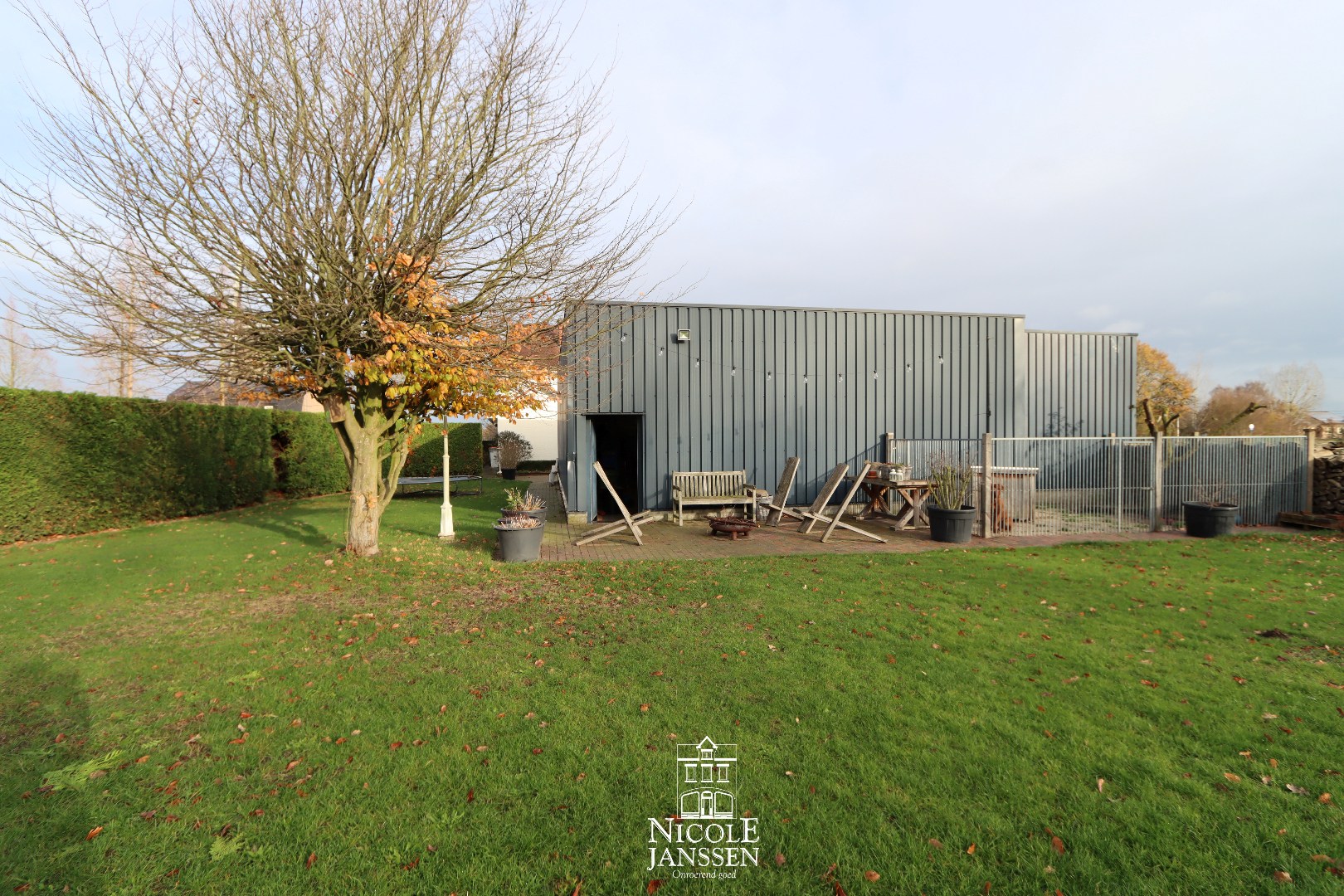 Extra beklinkerd terras bij de loods 