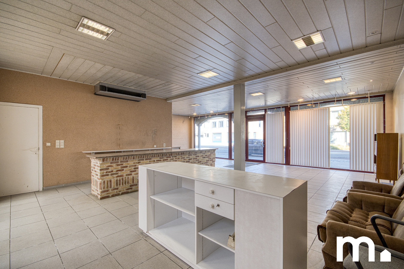 Veelzijdig handelshuis met ruime woonst van 433 m², privétuin en magazijn van 135m² te Oostrozebeke 