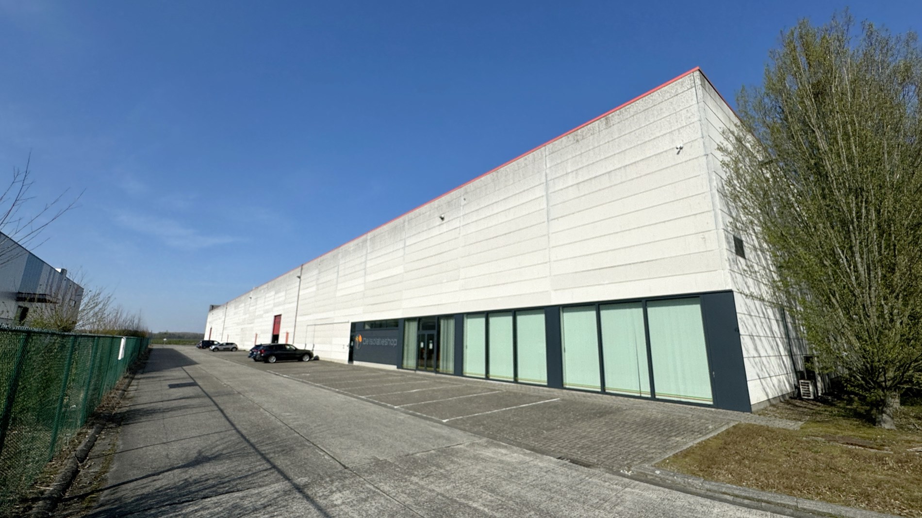 Loods met kantoor te huur nabij E19 in Mechelen