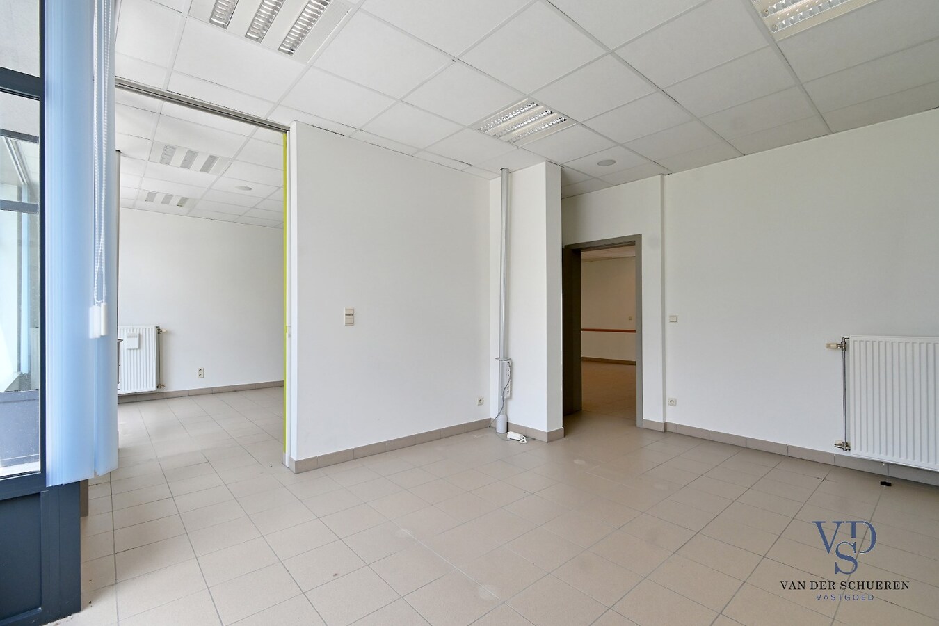 Commercieel gelijkvloers met ruime duplex en tuin. 