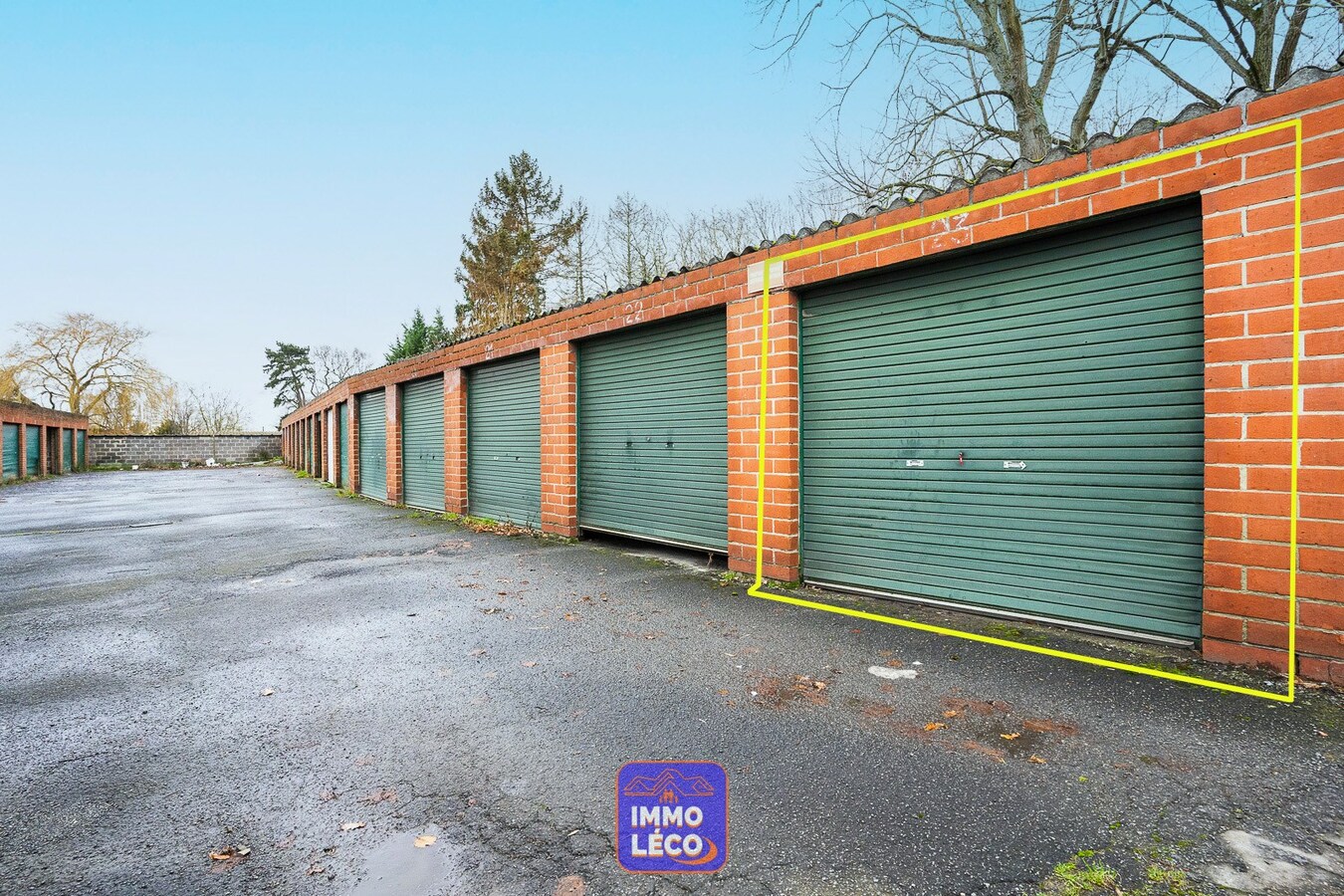 Garage pour une voiture. 