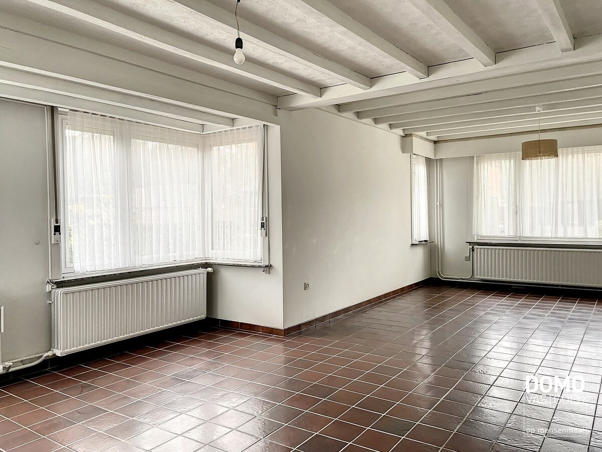 Ruime woning, gelegen nabij het centrum van Kermt met gunstig EPC label. 