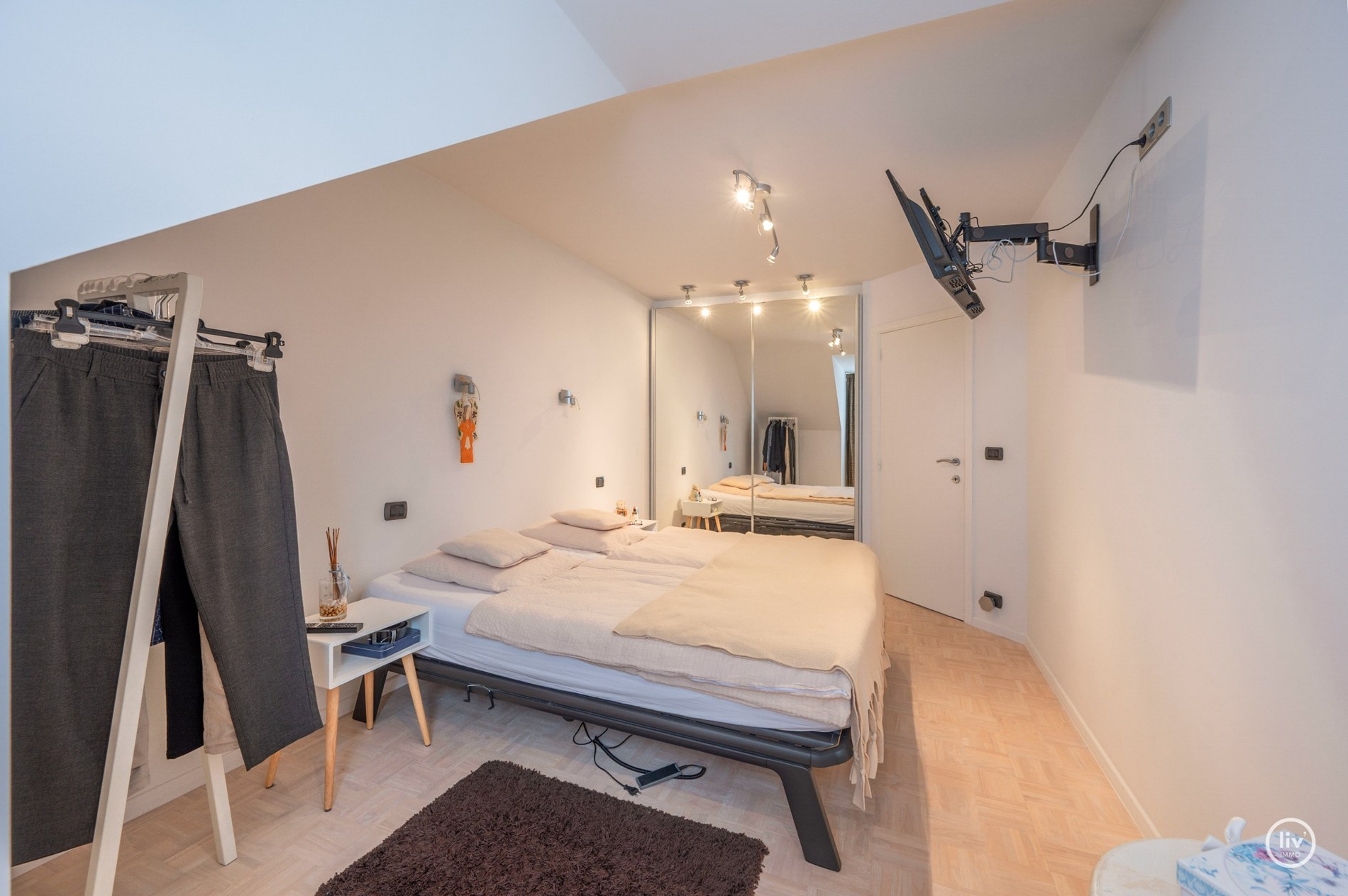 Fraaie bel-étage woning in het centrum van Knokke met Schoonheidssalon op het gelijkvloers. 