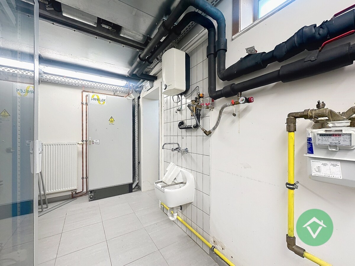 Commerciële toplocatie in Vleteren met burelen, vergaderruimtes en parking 