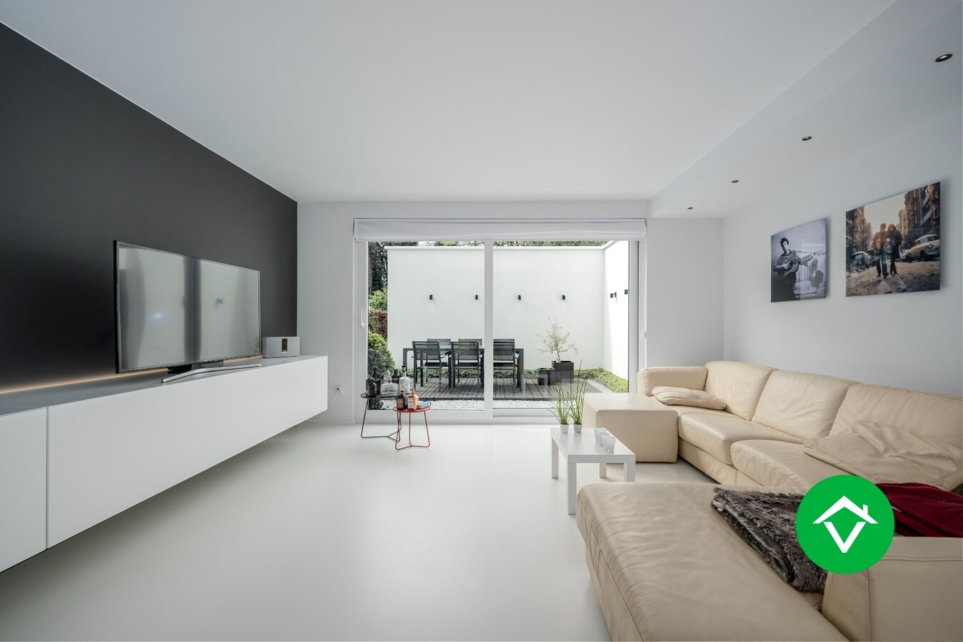 Zeer stijlvolle en instapklare villa te koop in het centrum van Koekelare. 