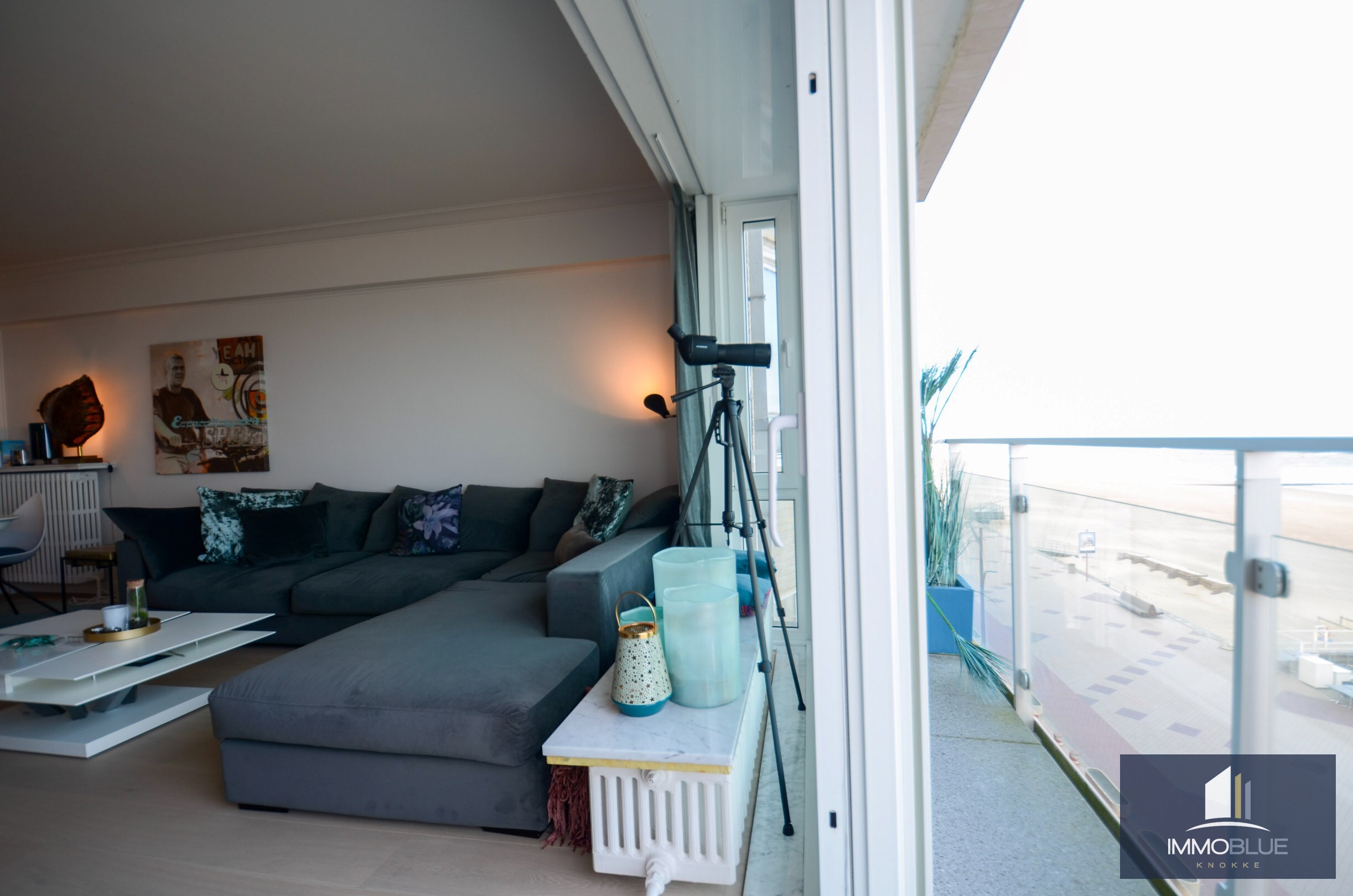 Appartement avec vue frontale sur la mer, situé dans une résidence prestigieuse au Zoute. 