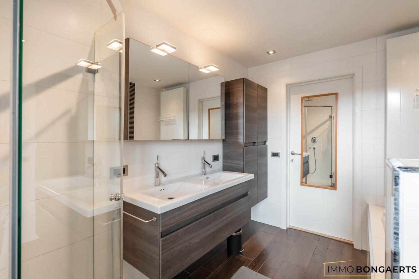 Ruime woning met garage, tuin en drie slaapkamers 