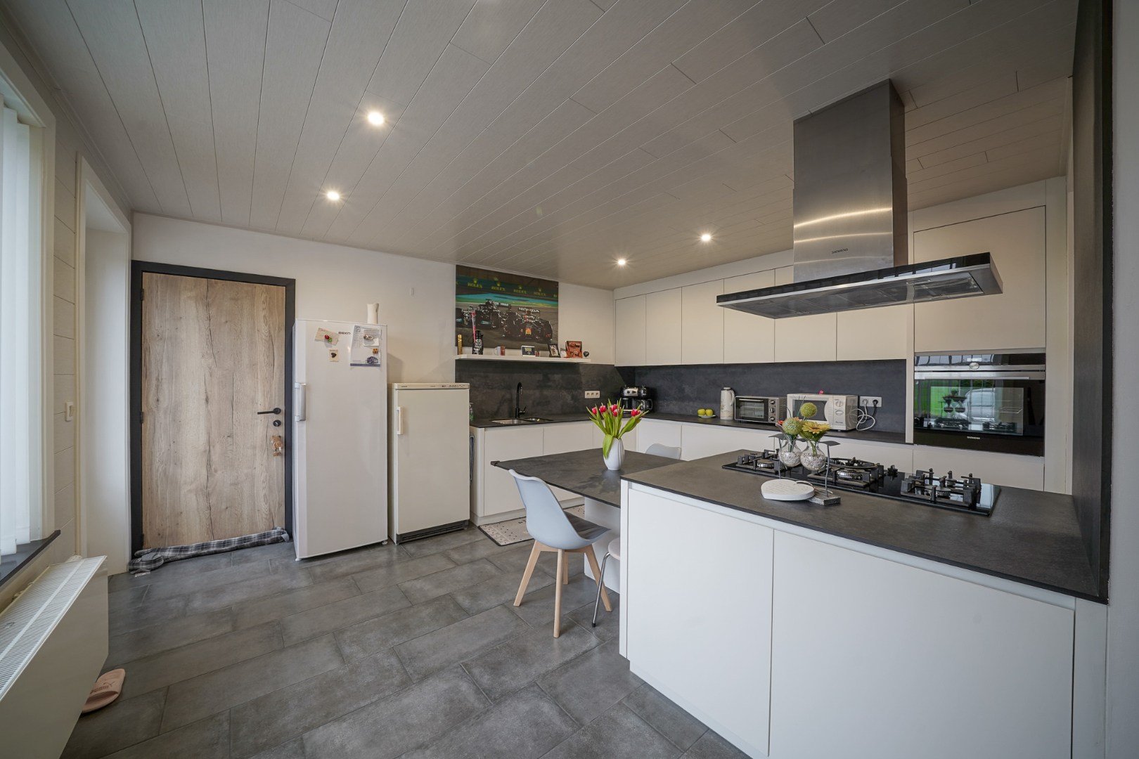 Alleenstaande woning op ruim perceel met vernieuwd woongedeelte en loods (80 m²) 