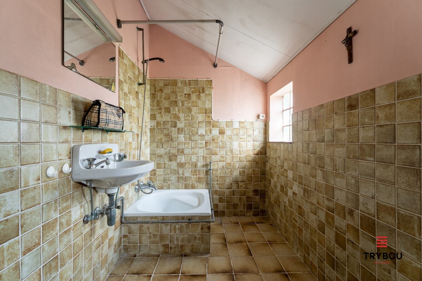 Te renoveren alleenstaande woning op een ruim perceel met tal van mogelijkheden! 