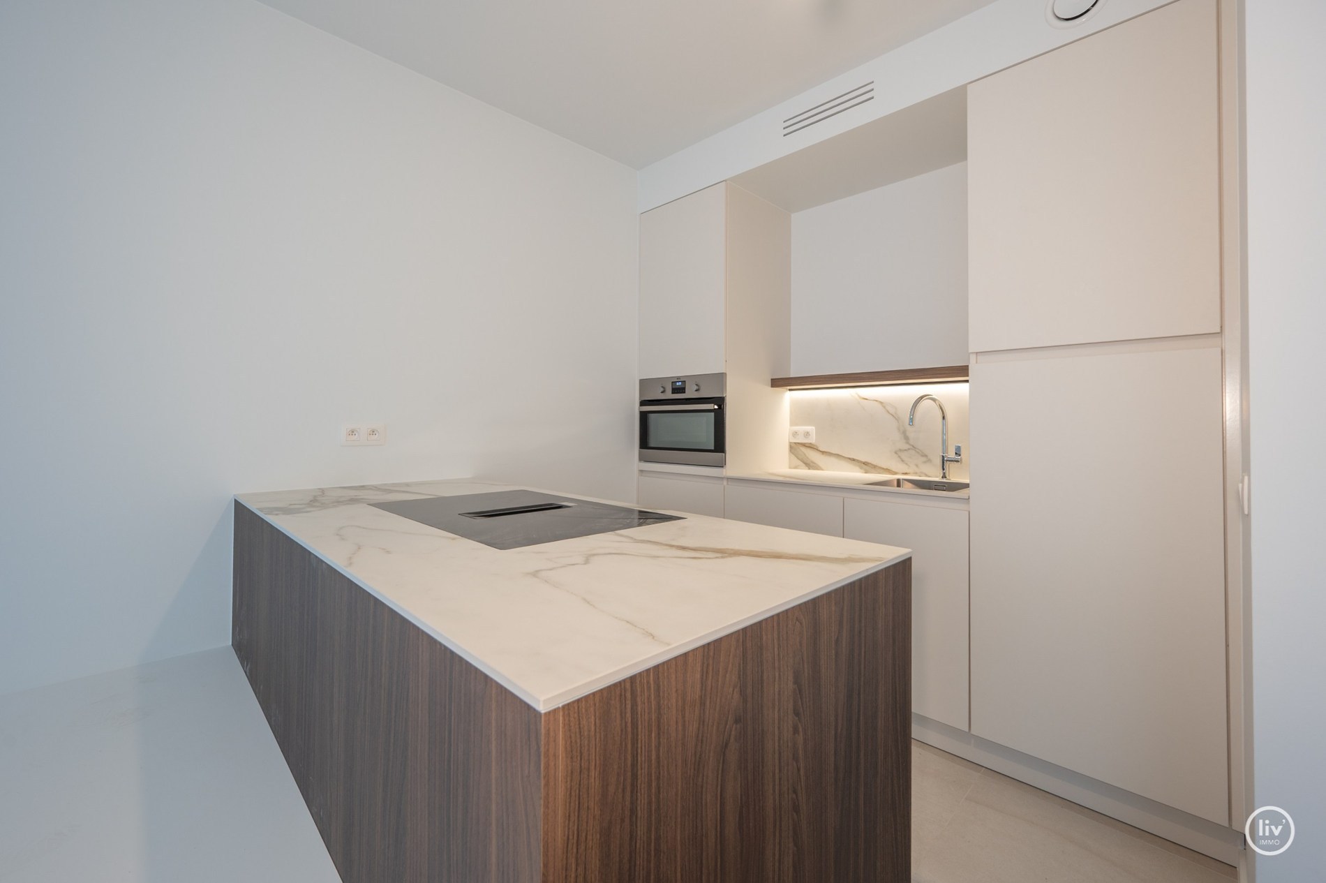 ONGEMEUBELD - NIEUWBOUWPROJECT MADELEINE: Modern appartement met 2 slaapkamers gelegen in het centrum van Knokke. 