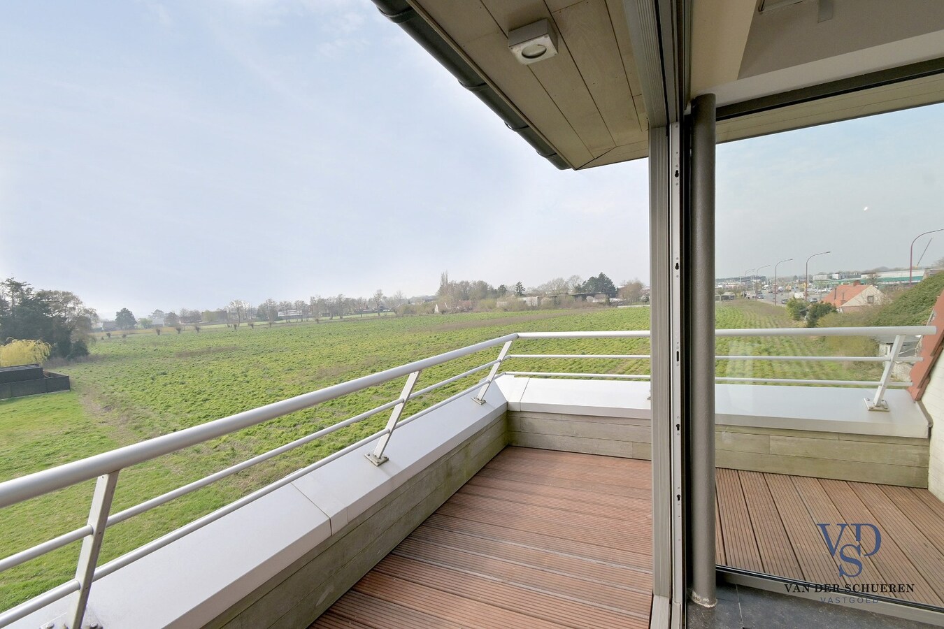 Lichtrijk appartement mét ondergrondse garage en berging. 