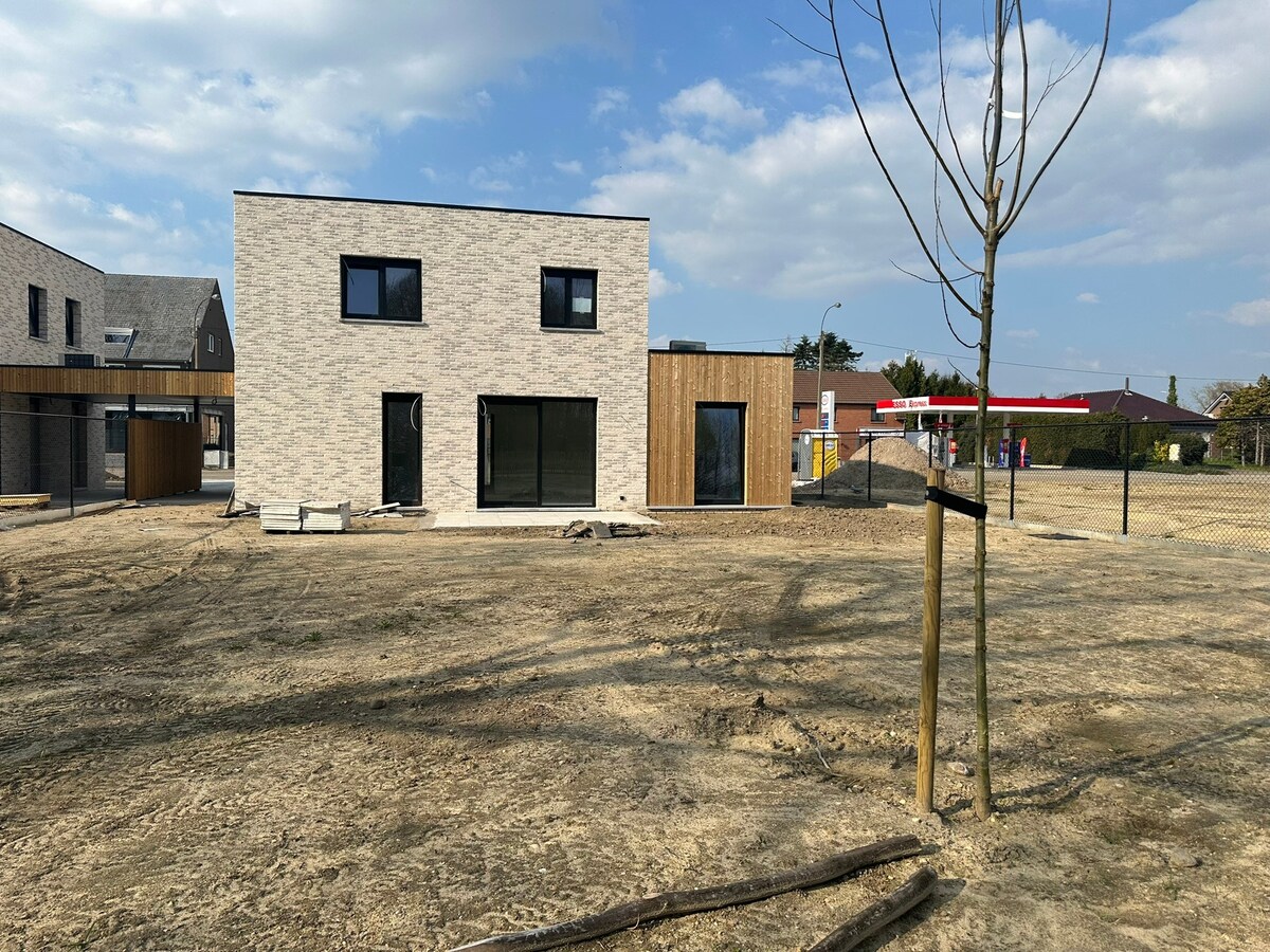 Nieuwbouw instapklare woning met 4 slaapkamers (waarvan 1 gelijkvloers) 