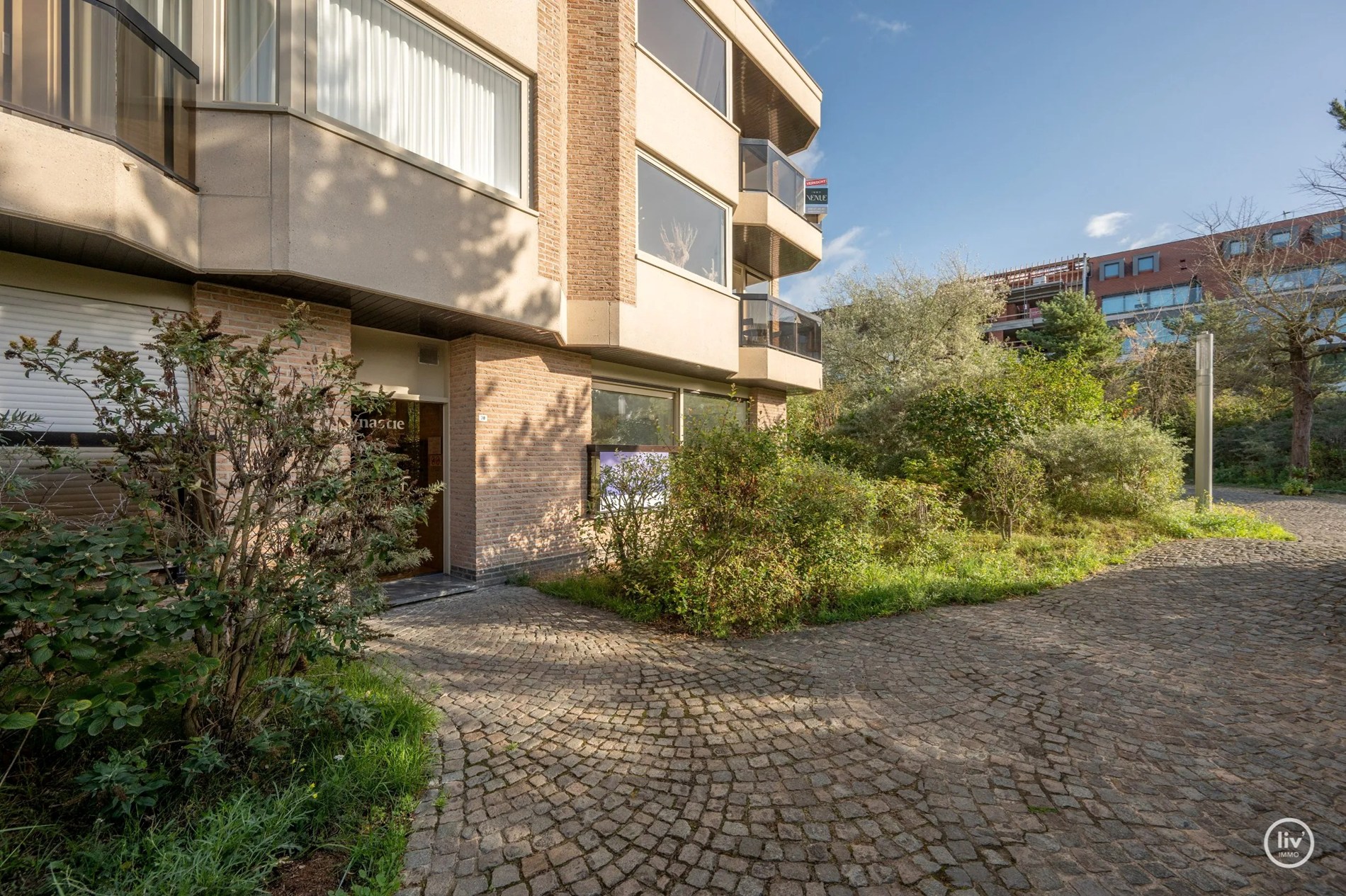 Cet appartement magnifiquement situé bénéficie d'une orientation sud et se trouve dans un environnement vert et calme, directement adjacent au parc Yzer. 