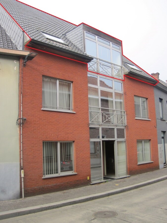 Bijzonder ruim appartement in hartje Kruishoutem. 