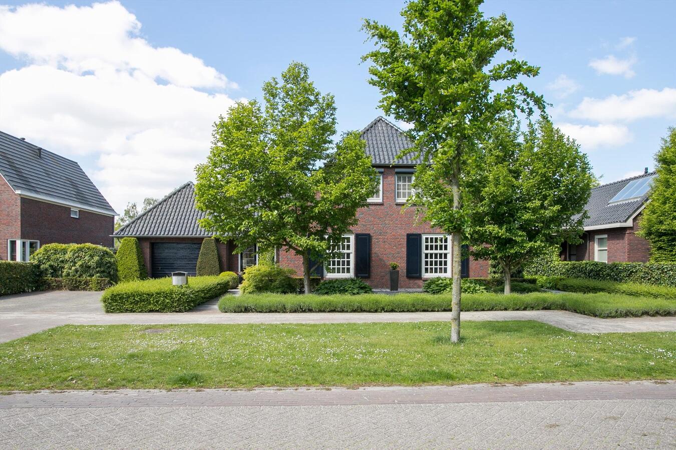 Luxe afgewerkt landhuis met gastenverblijf op een mooie locatie nabij het centrum van Hulsel gelegen op een perceel van 1264 M². 