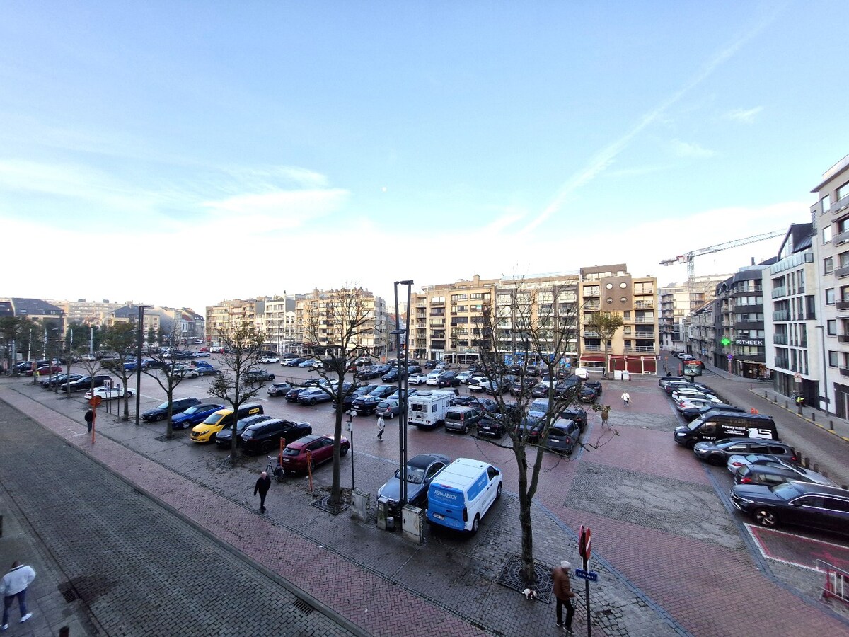Groot hoekappartement met open zicht over de markt te Blankenberge 