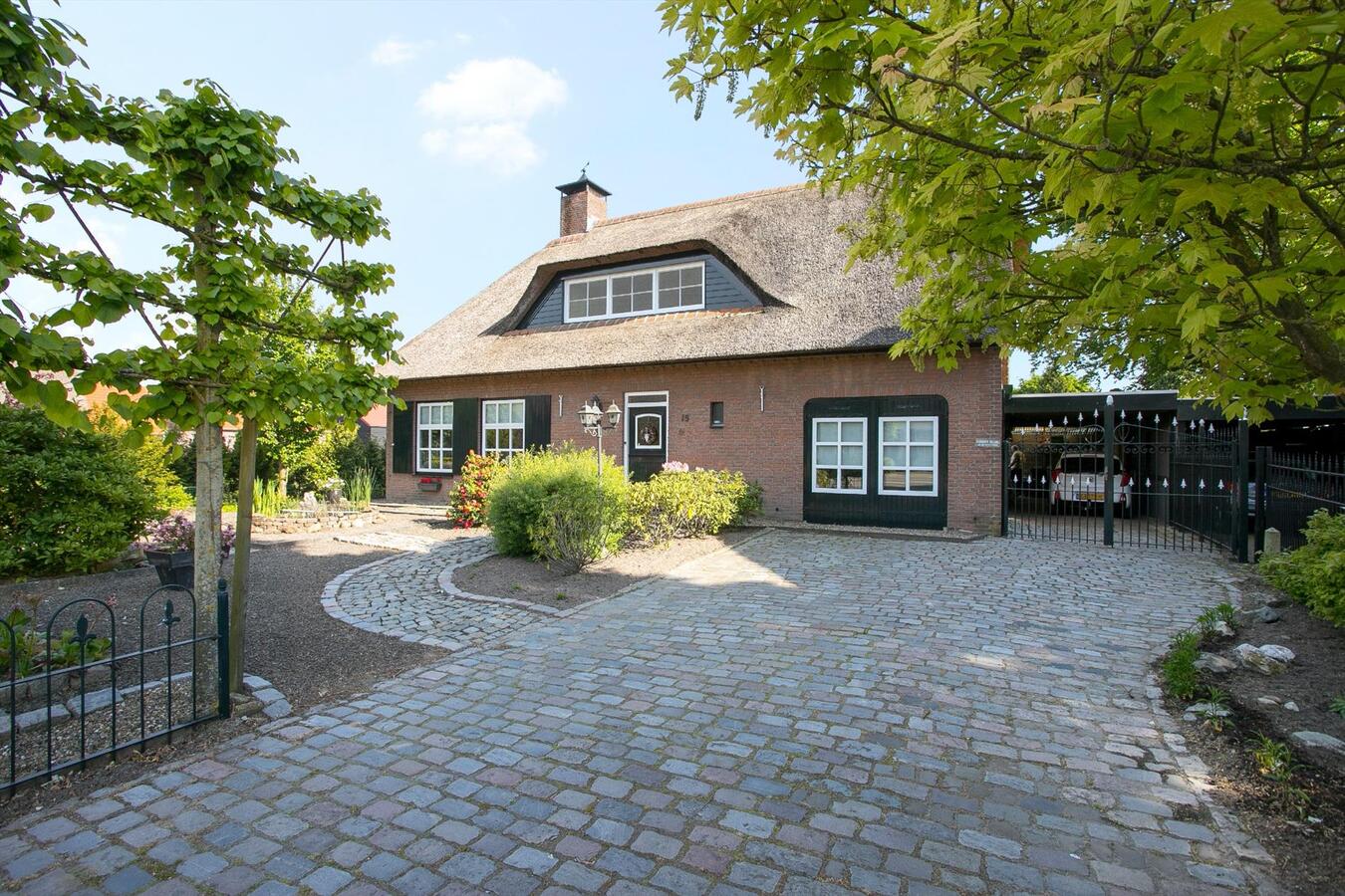 Gemoderniseerd vrijstaand landhuis met veel authentieke elementen en met riet afdekte kap, op een perceel van 1383 m2 grond aan de Heijerstraat 15 te Westerhoven. 