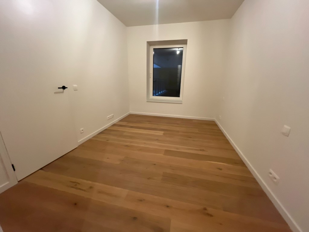 Appartement de 2 pièces situé au centre du projet Hoost avec une grande terrasse. 