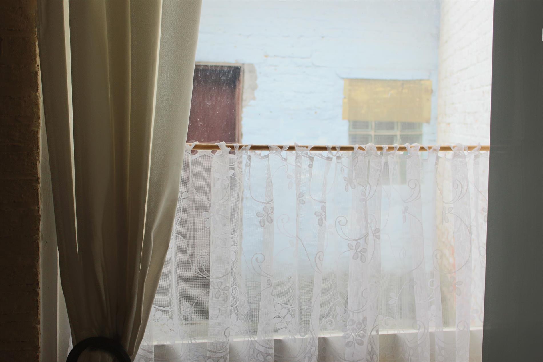 Te renoveren rijwoning met zonnige tuin 