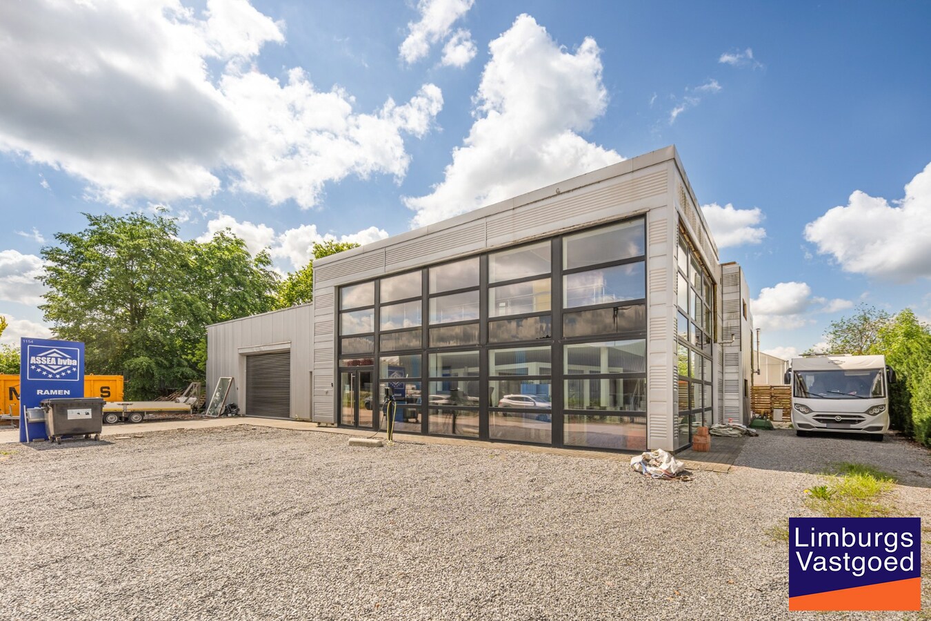 Bedrijfsgebouw met toonzaal, kantoren, magazijn en woonst - groot 700m² 
