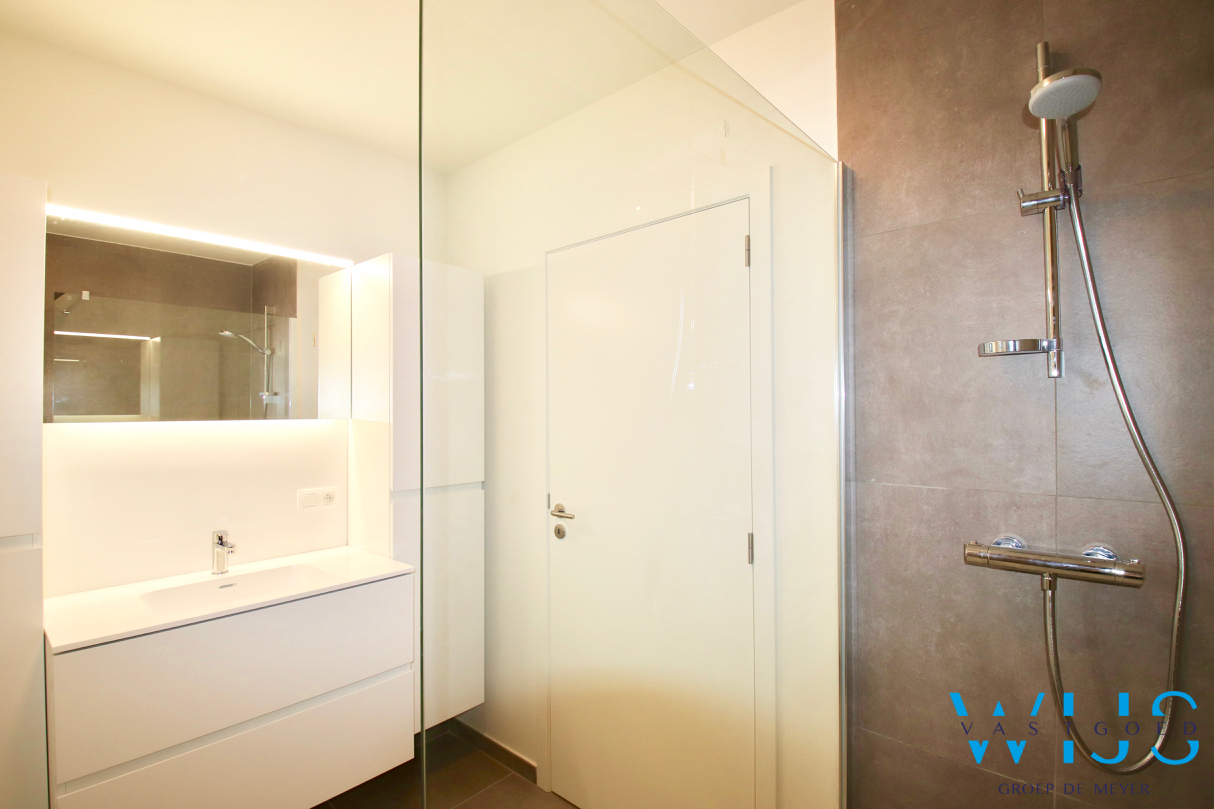 Instapklaar GELIJKVLOERSAPP. met tuin &amp; garage te Zelzate ! 