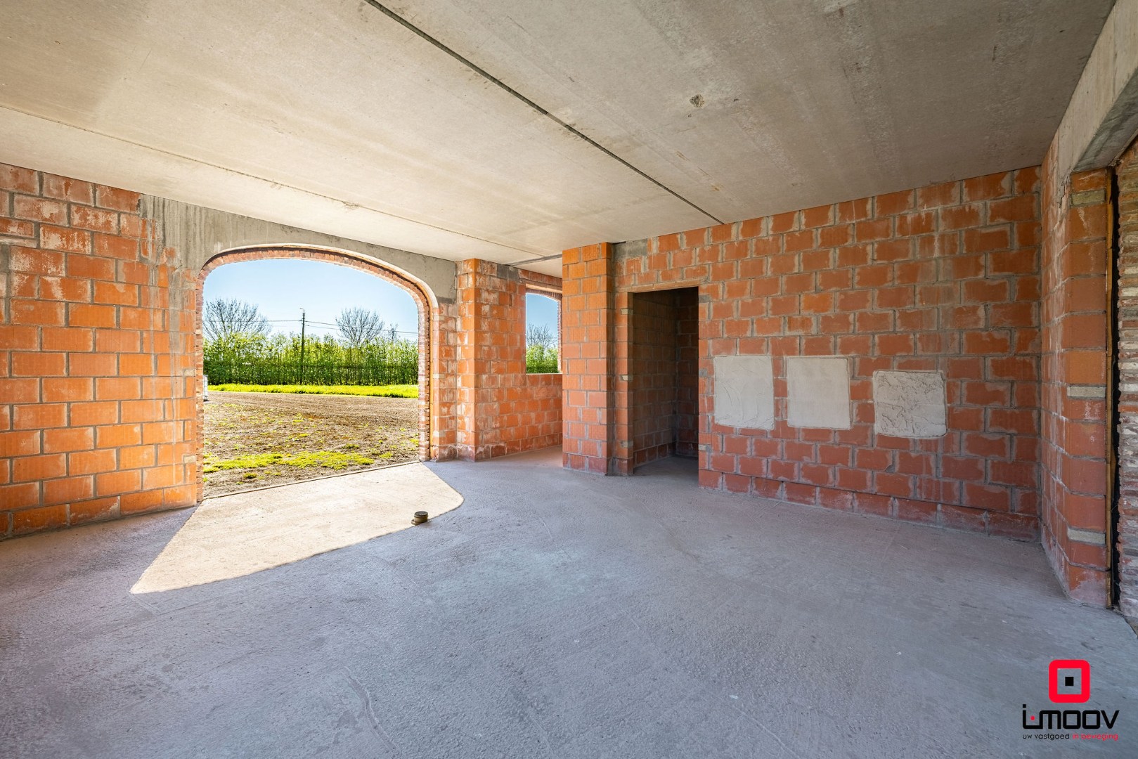 Landelijk gelegen ruwbouwhoeve met bijgebouwen op uitzonderlijk perceel van ca. 9.331 m² 