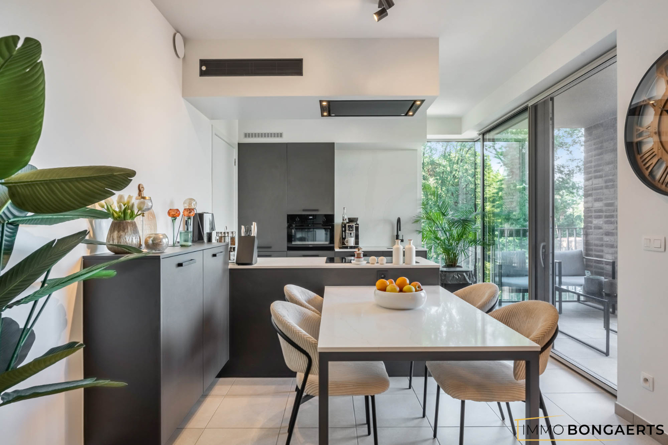 Recent modern appartement met kelder en parkeergarage 