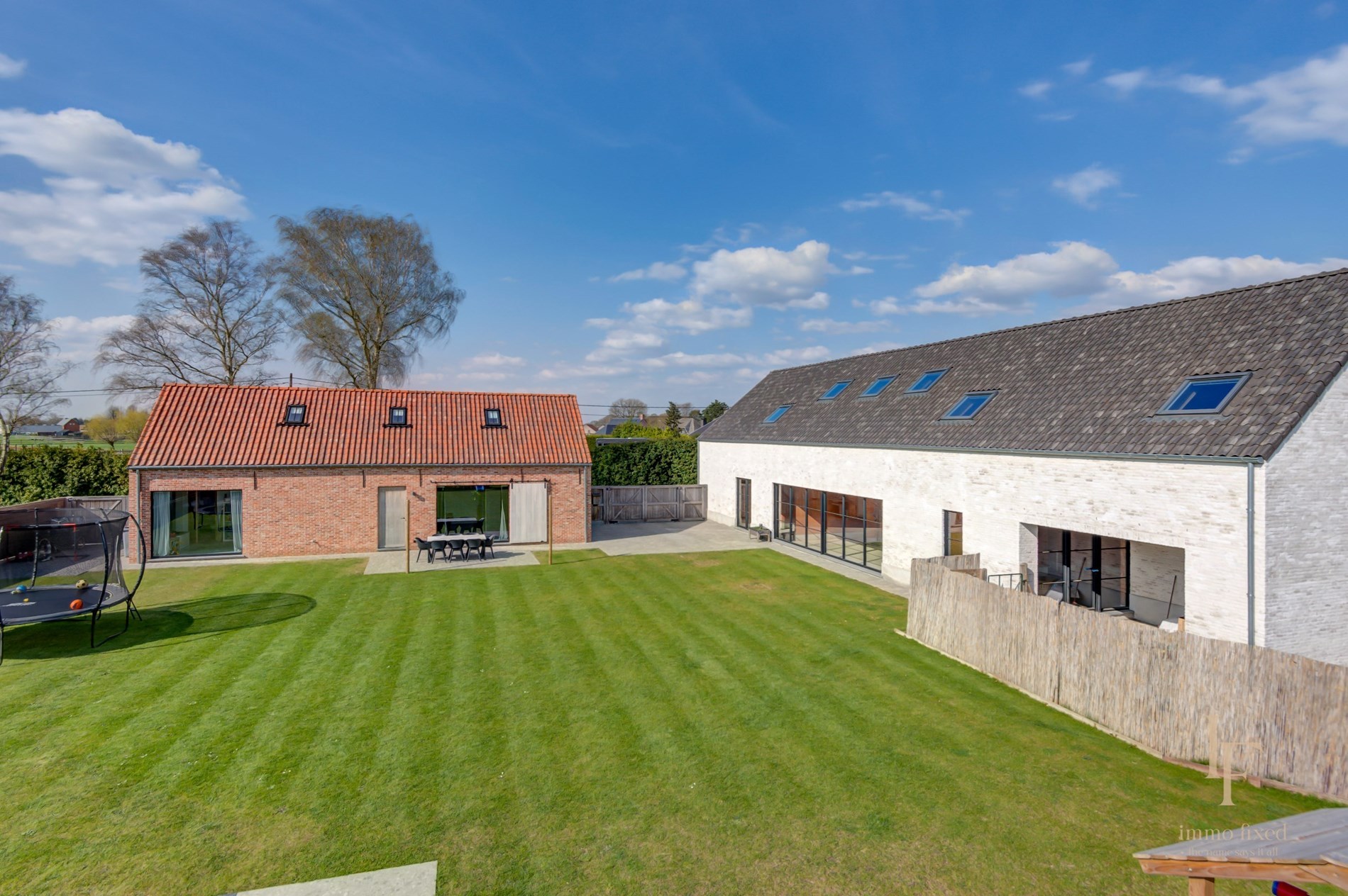 Een langgevelhoeve met bijgebouw! 