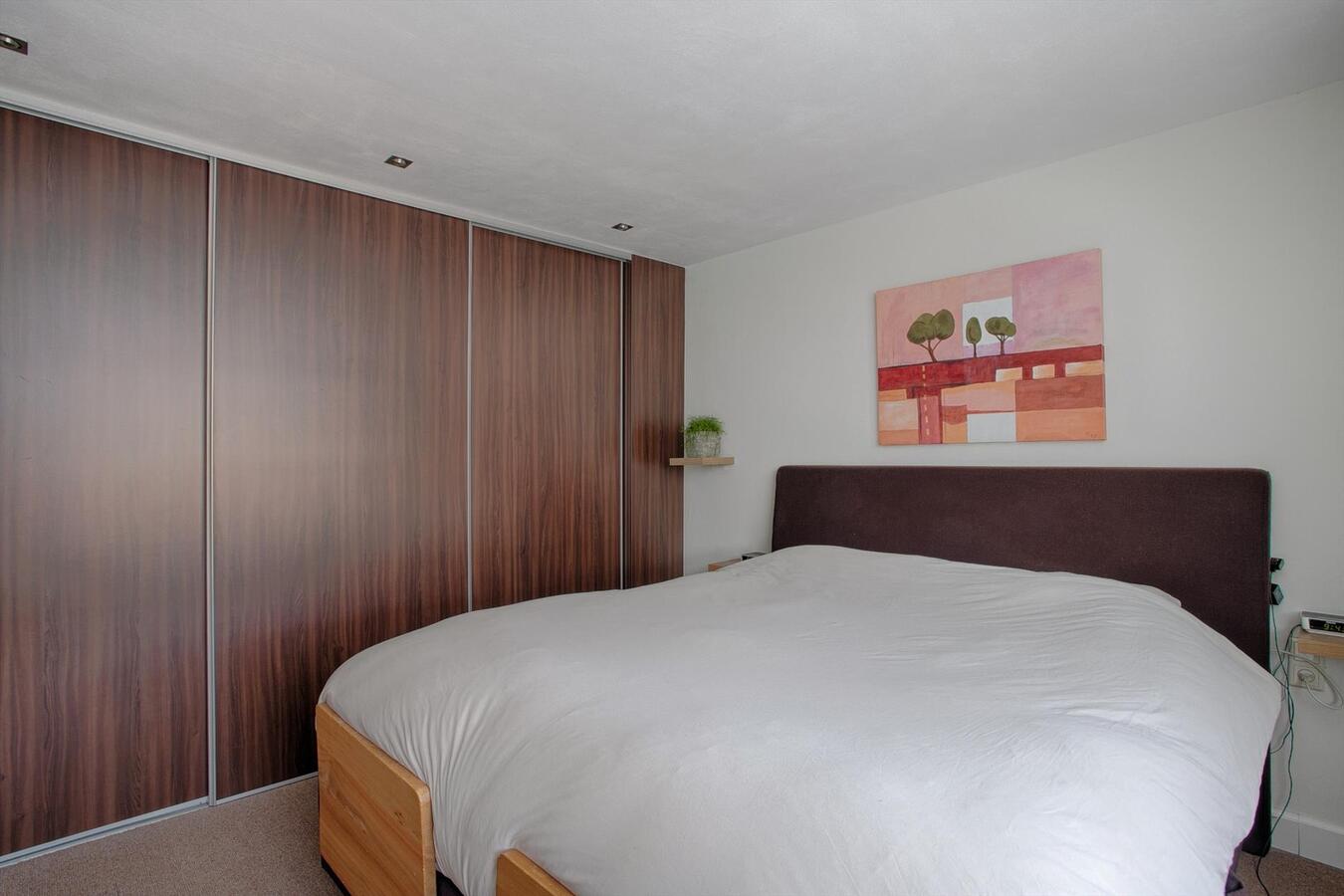 Ruim uitgebouwde hoekwoning met garage, berging, carport en vrije achterom gelegen in een rustige, kindvriendelijke straat tegenover een speelveld op 218 m² aan de Kievit 5 te Luyksgestel. 