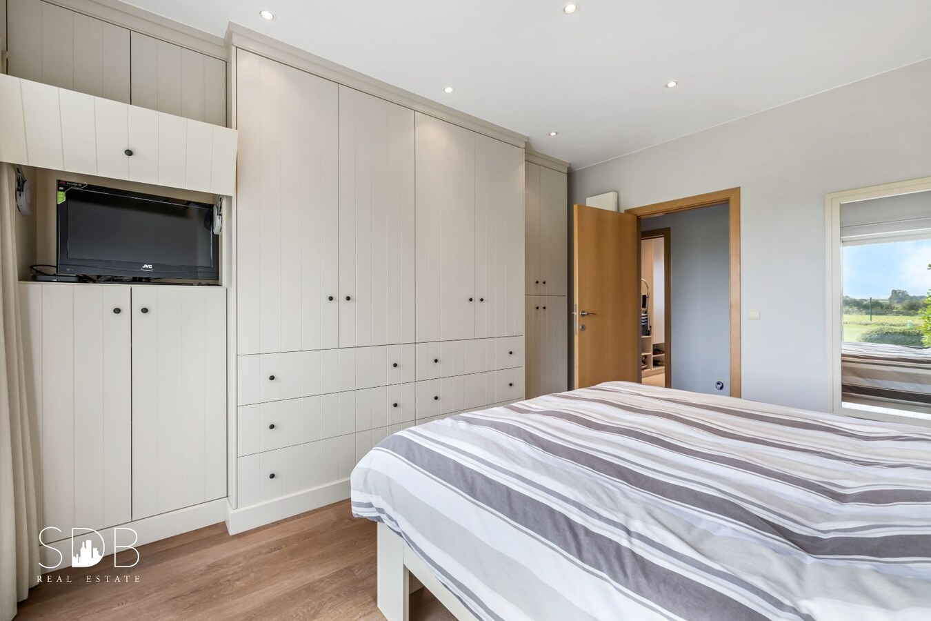 Hedendaagse gezinswoning met aanpalende graslanden en stallen op 5.030m² 