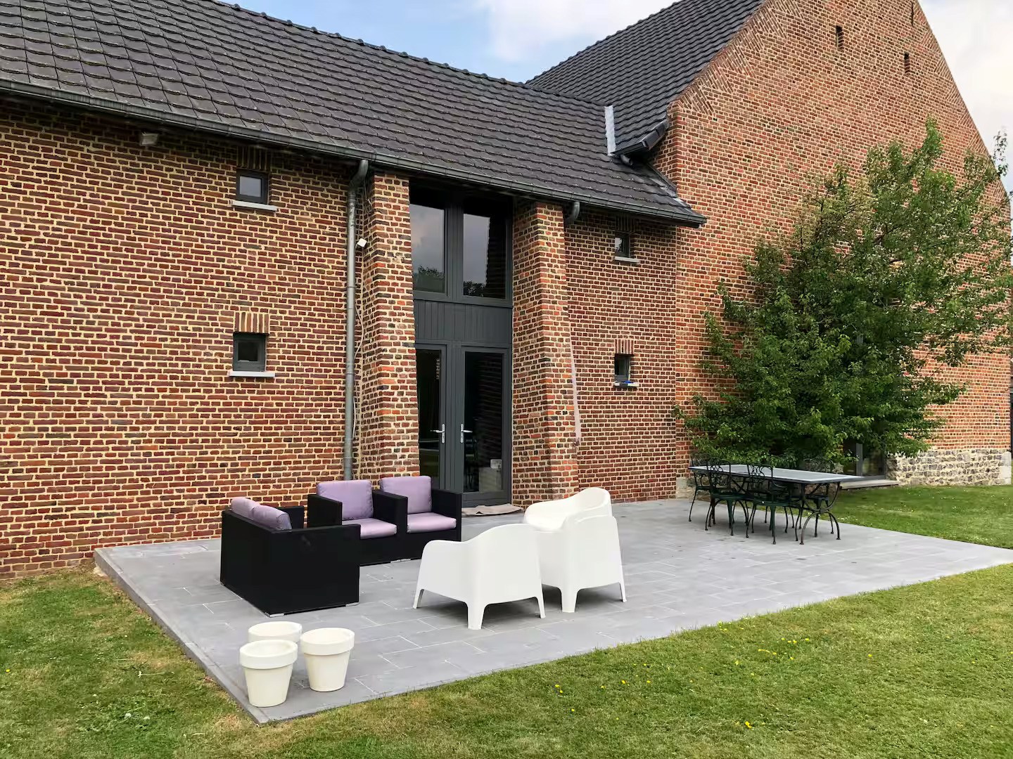 RUIME WONING VAN 390 m² MET GROTE TUIN EN ZWEMBAD 