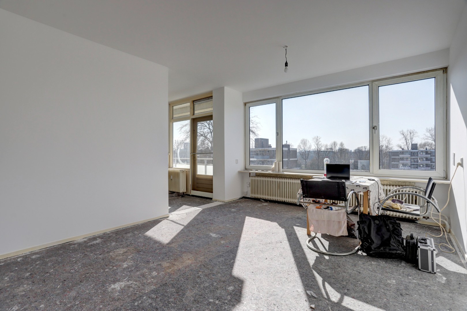 Dit 3 (voorheen 4) kamer appartement is helemaal naar eigen smaak te realiseren met 2 slaapkamers (3e slaapkamer is gemakkelijk te realiseren), 3 balkons, berging in de onderbouw en gelegen op eigen g 