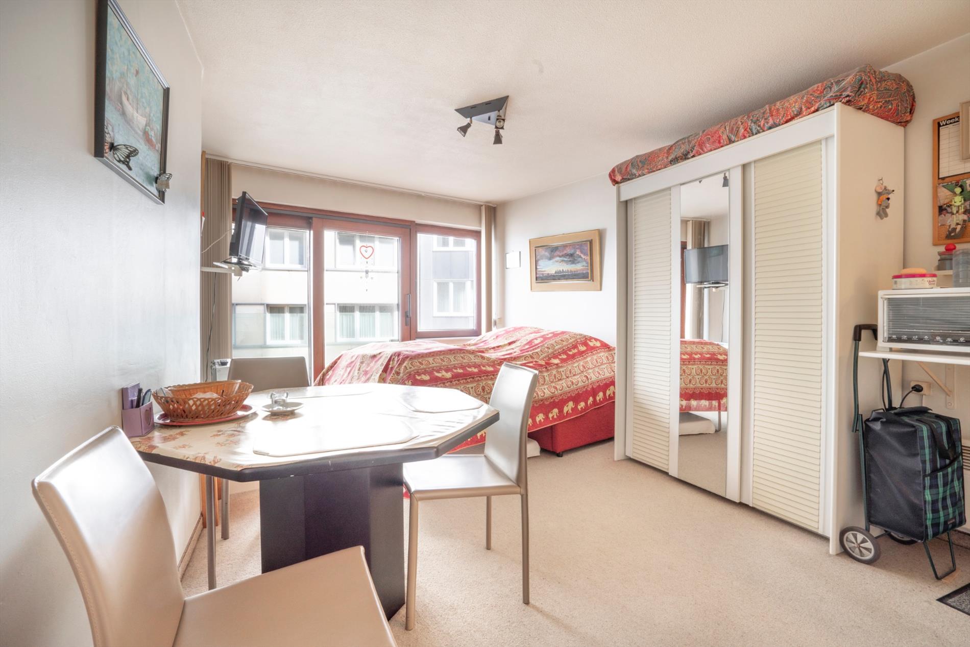 MOOIE STUDIO MET ZIJDELINGS ZEEZICHT IN CENTRUM OOSTENDE 