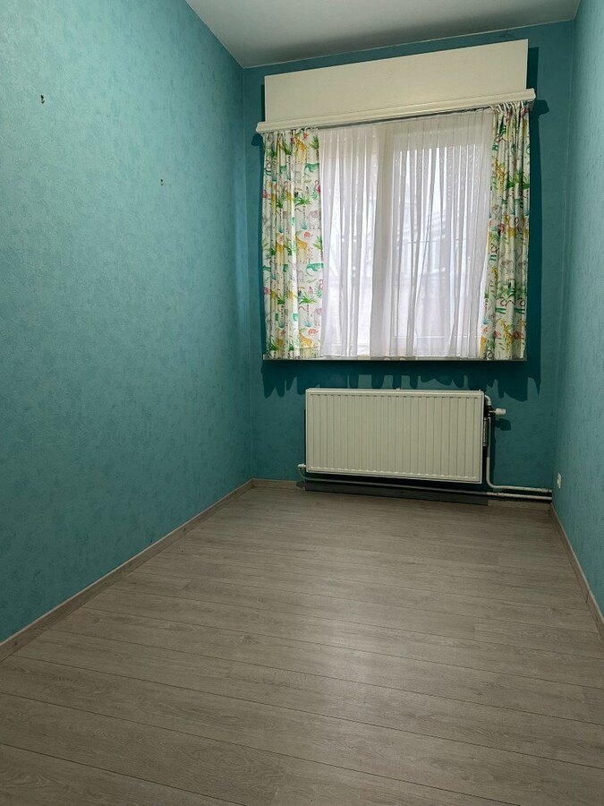 Gelijkvloersppartement met 3 slpk, dubbele garage, tuin en ruime kelder (120 m²) 