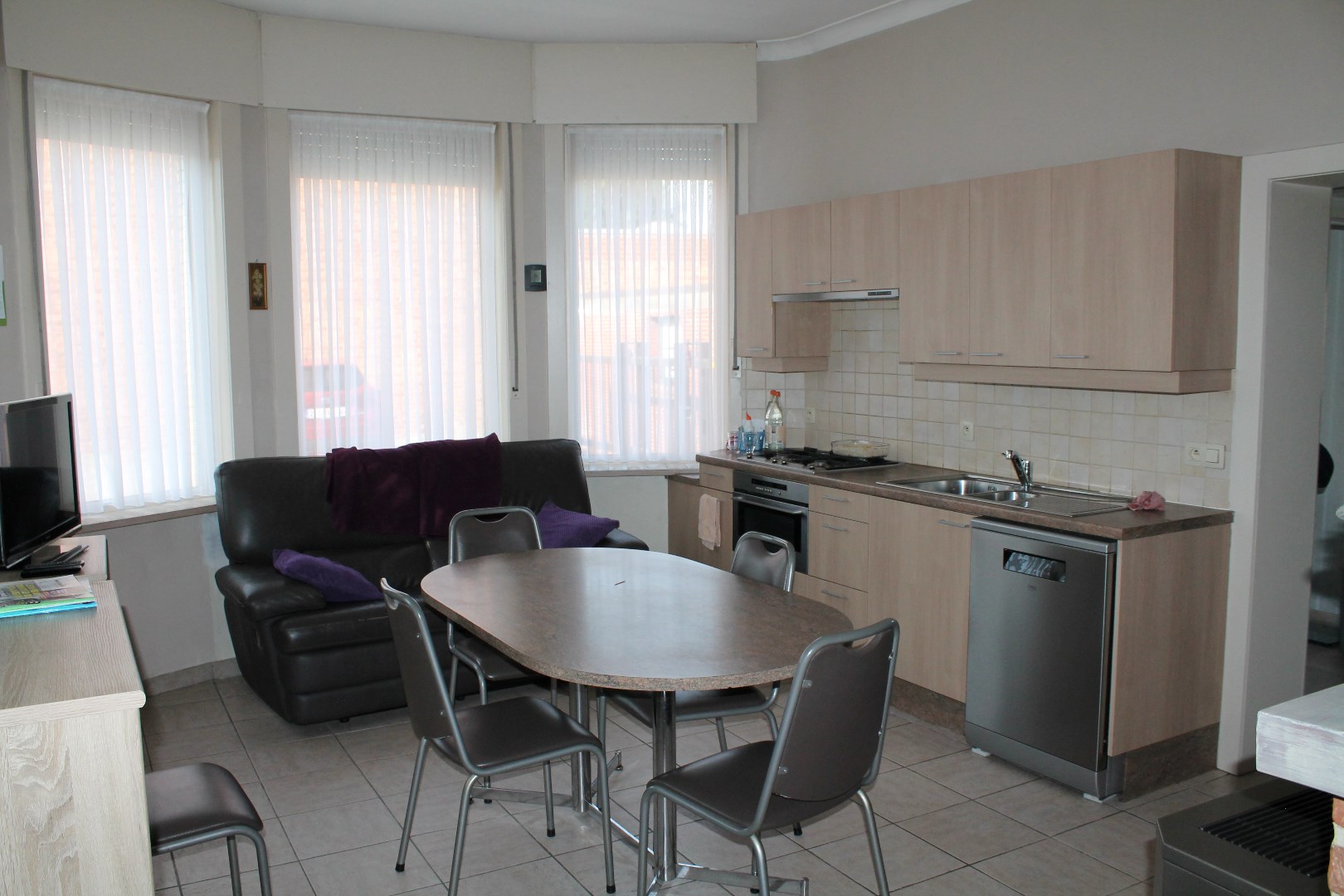 Grote en stevige woning, met garages, bergruimte en tuin op 1.324m² 