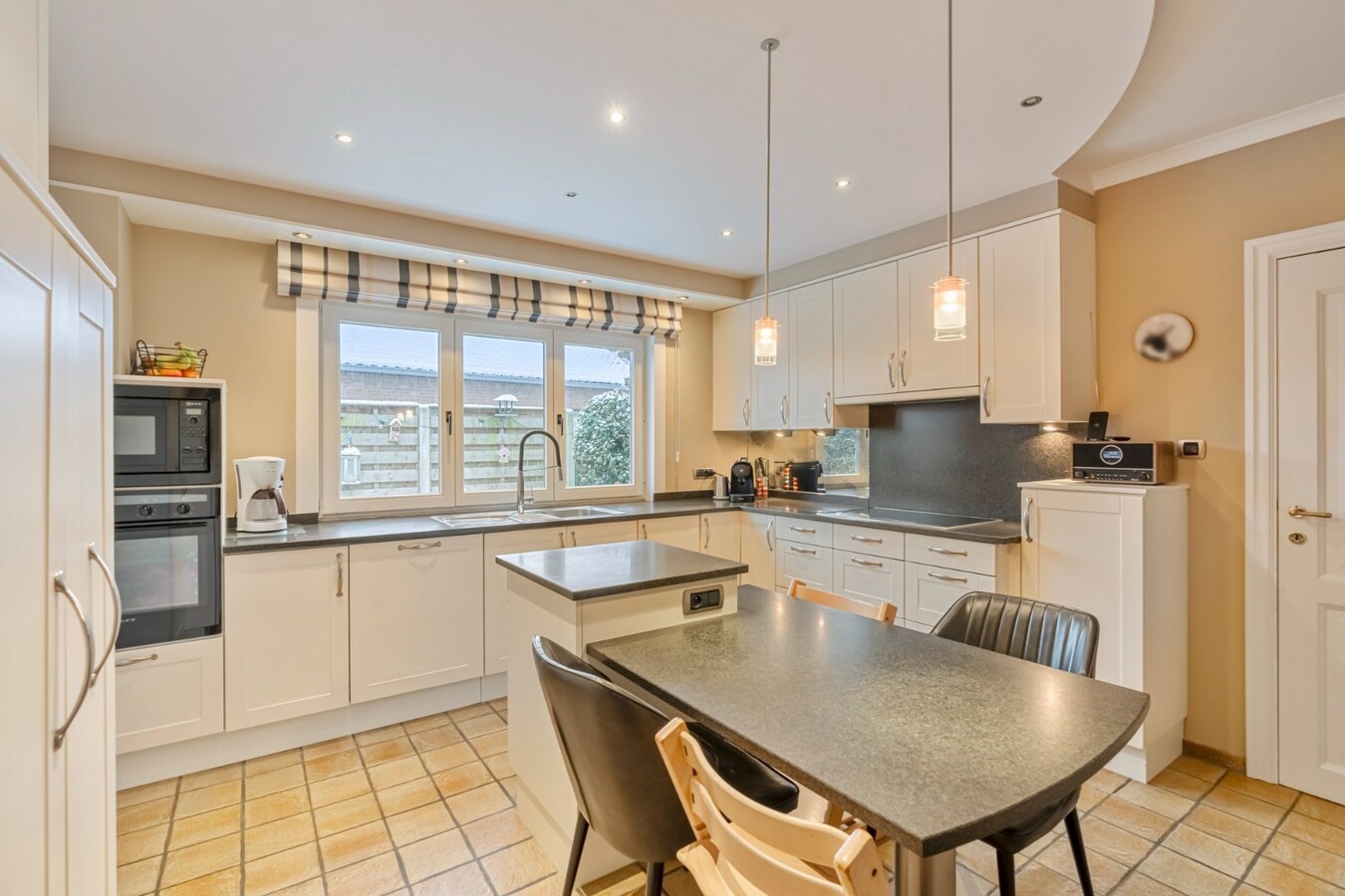 Ruime woning op een zeer rustige locatie met tuin, garage, carport en 3 slaapkamers in Opglabbeek. 