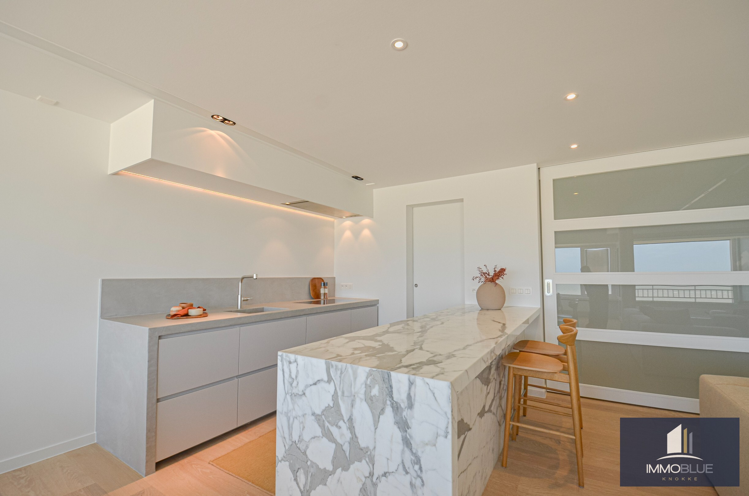 Exclusief – Stijlvol volledig gerenoveerd appartement met frontaal zeezicht. 